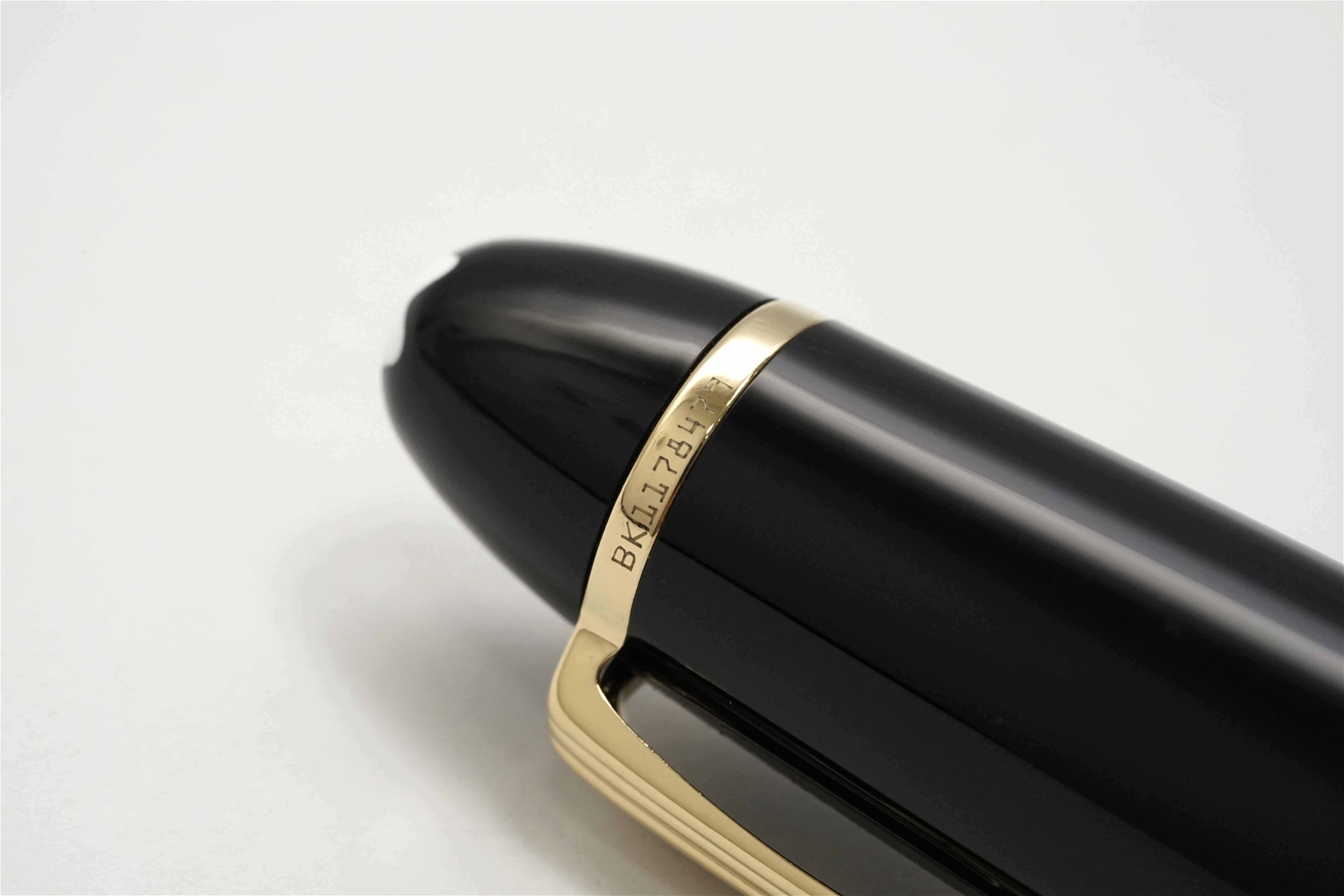 Bút máy Montblanc Meisterstuck 146 Classic Black Resin 14K M