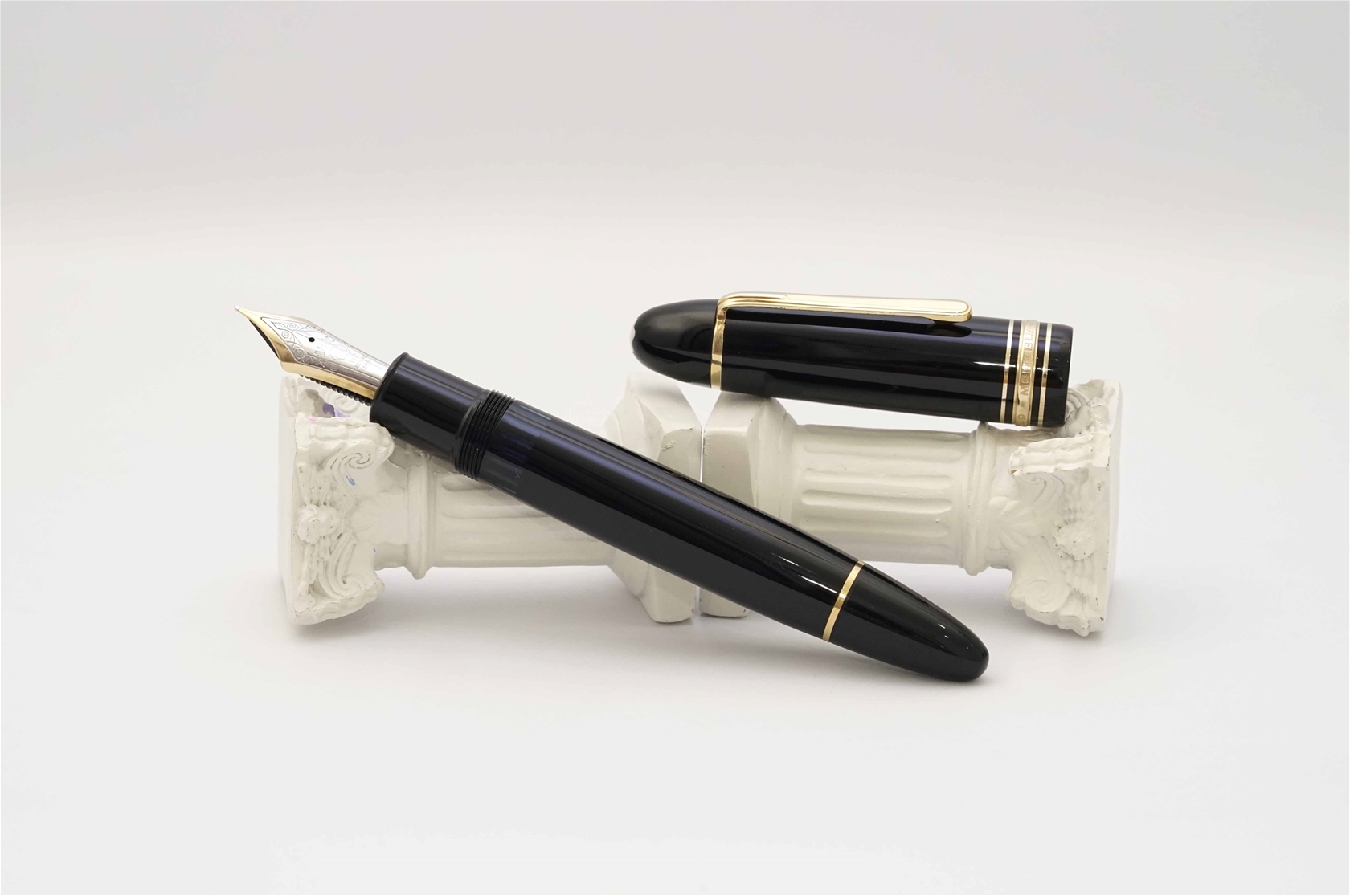 Bút máy Montblanc Meisterstuck 149 Classic Black Resin 14K M