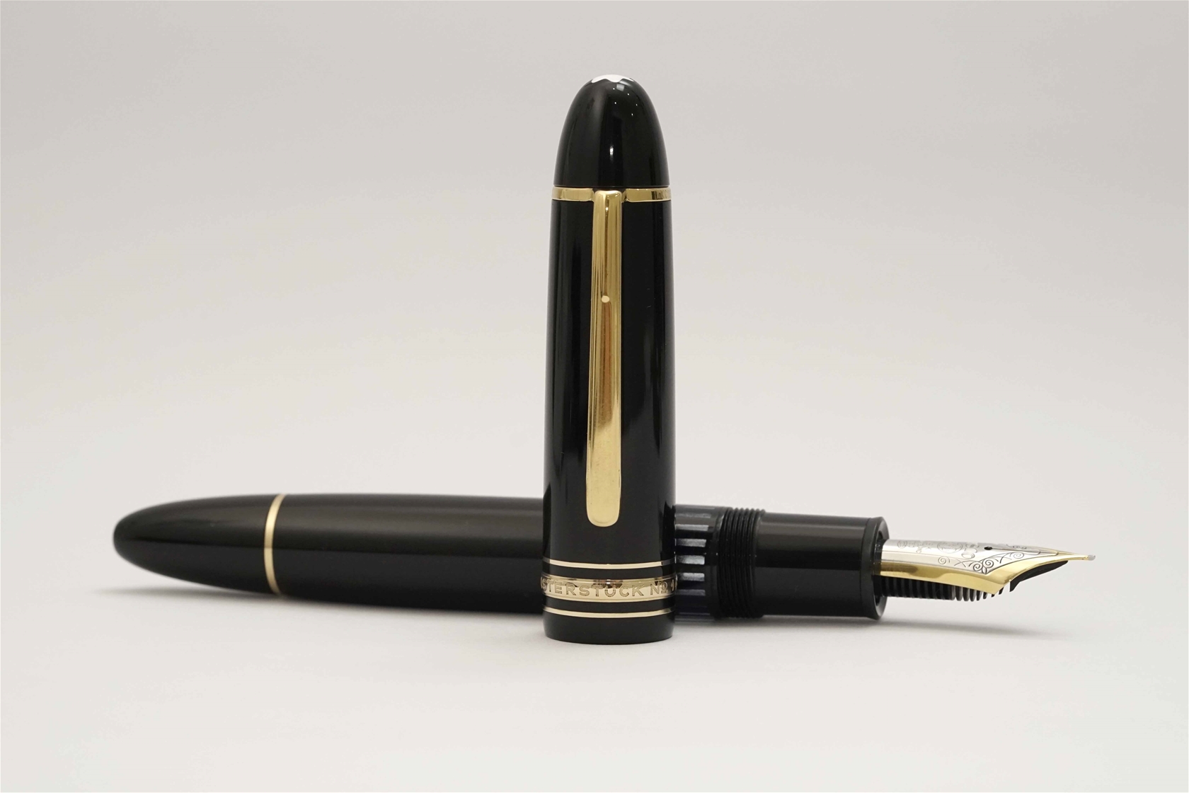 Bút máy Montblanc Meisterstuck 149 Classic Black Resin 18K EF