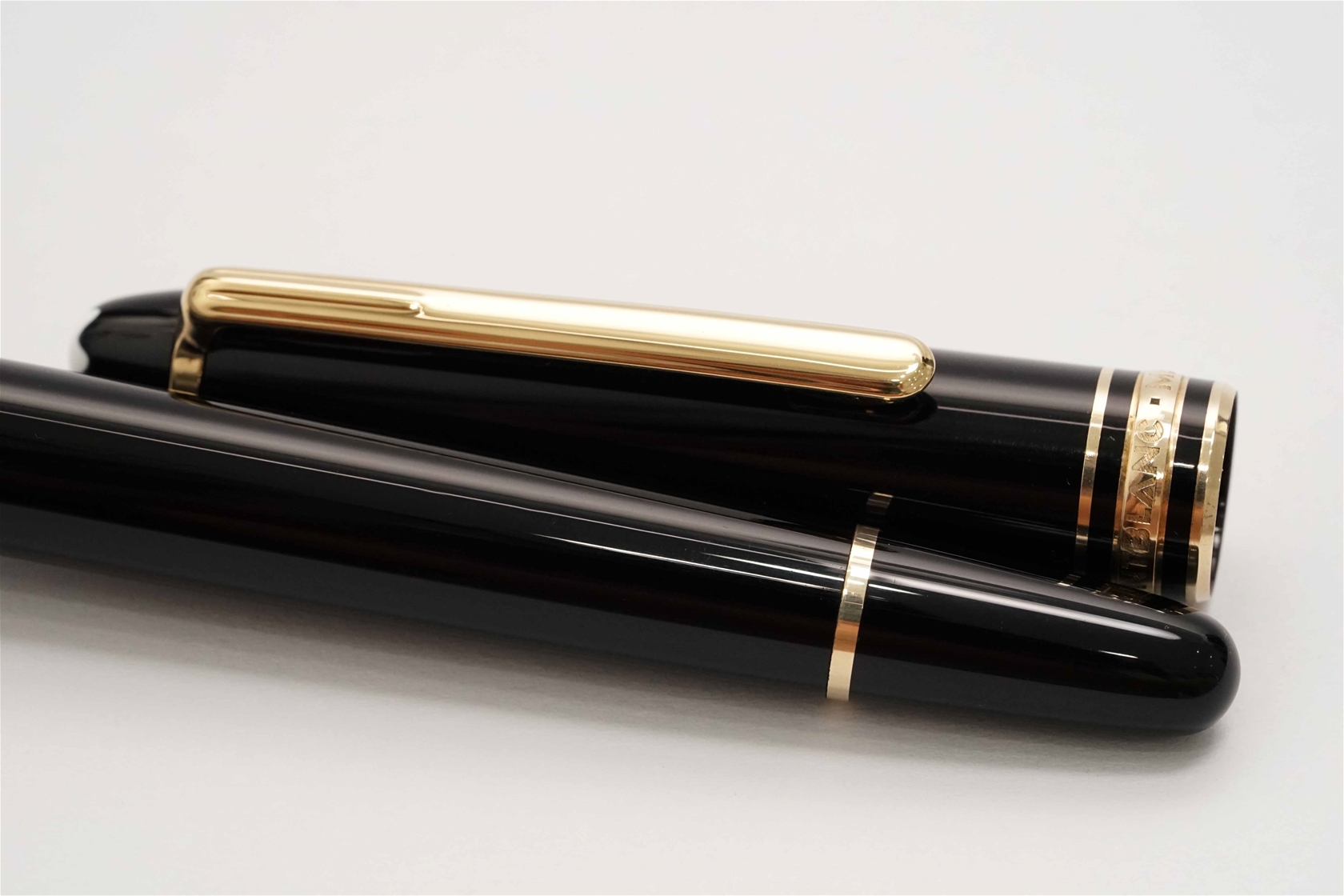 Bút bi nước Montblanc Meisterstuck 163 Classic & Gold Rollerball