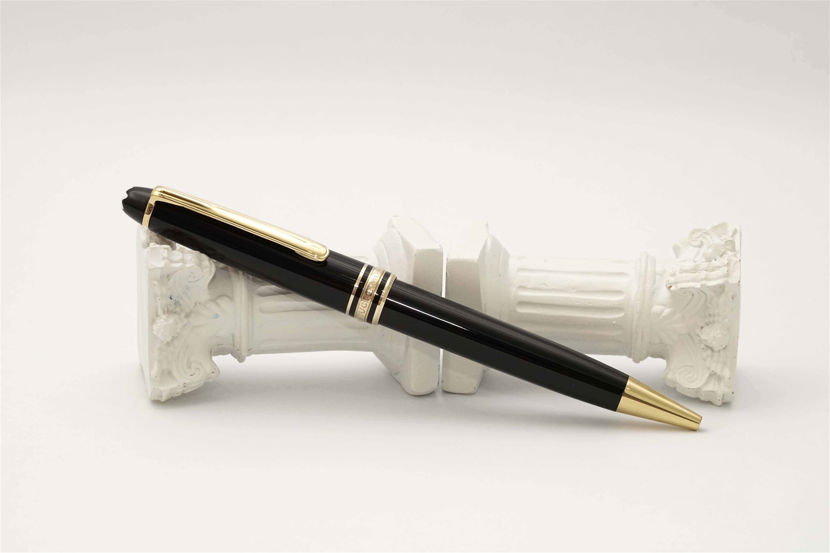 Bút bi Montblanc Meisterstuck 164 Classic Black Resin Ballpoint Pen