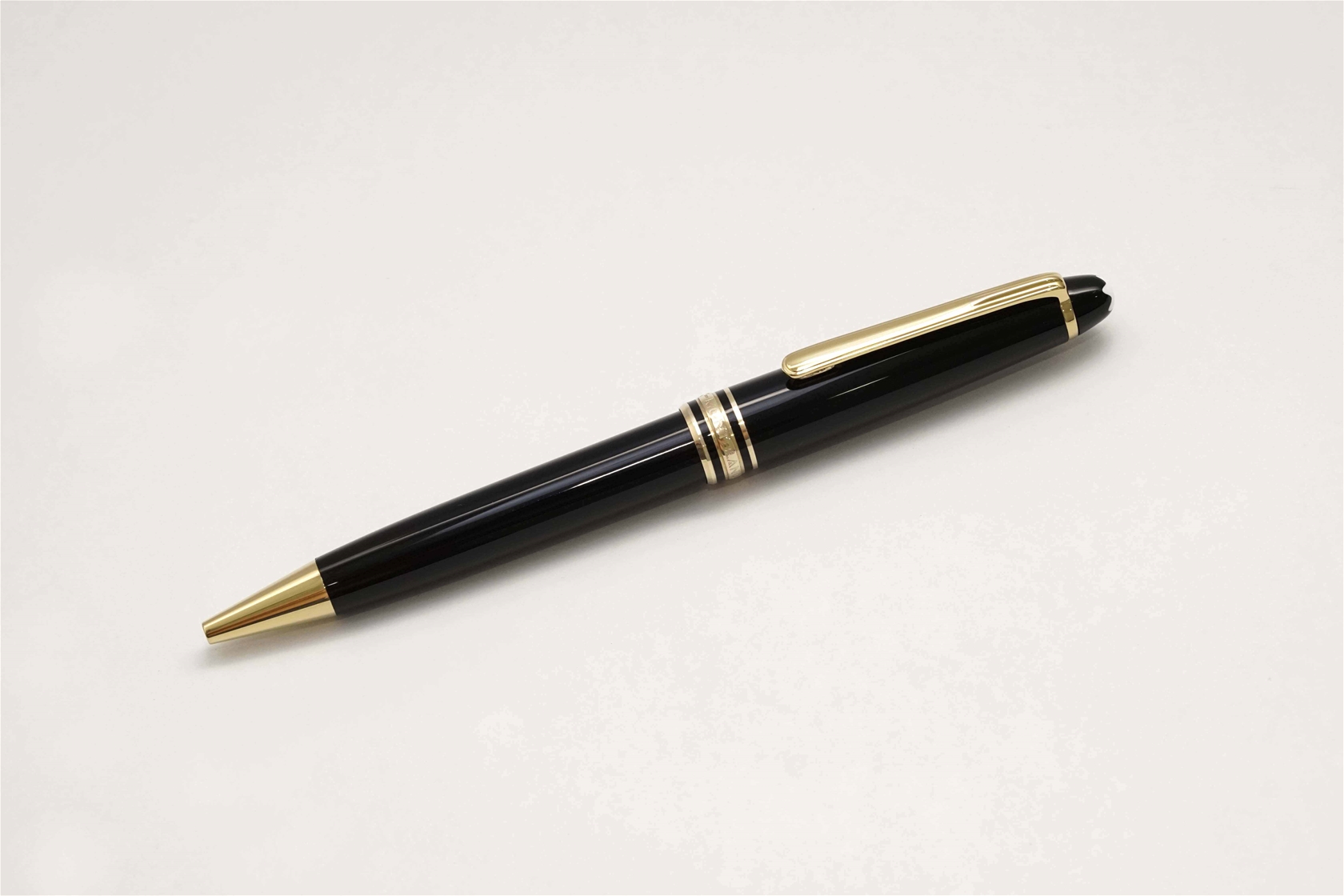 Bút bi Montblanc Meisterstuck 164 Classic Black Resin Ballpoint Pen