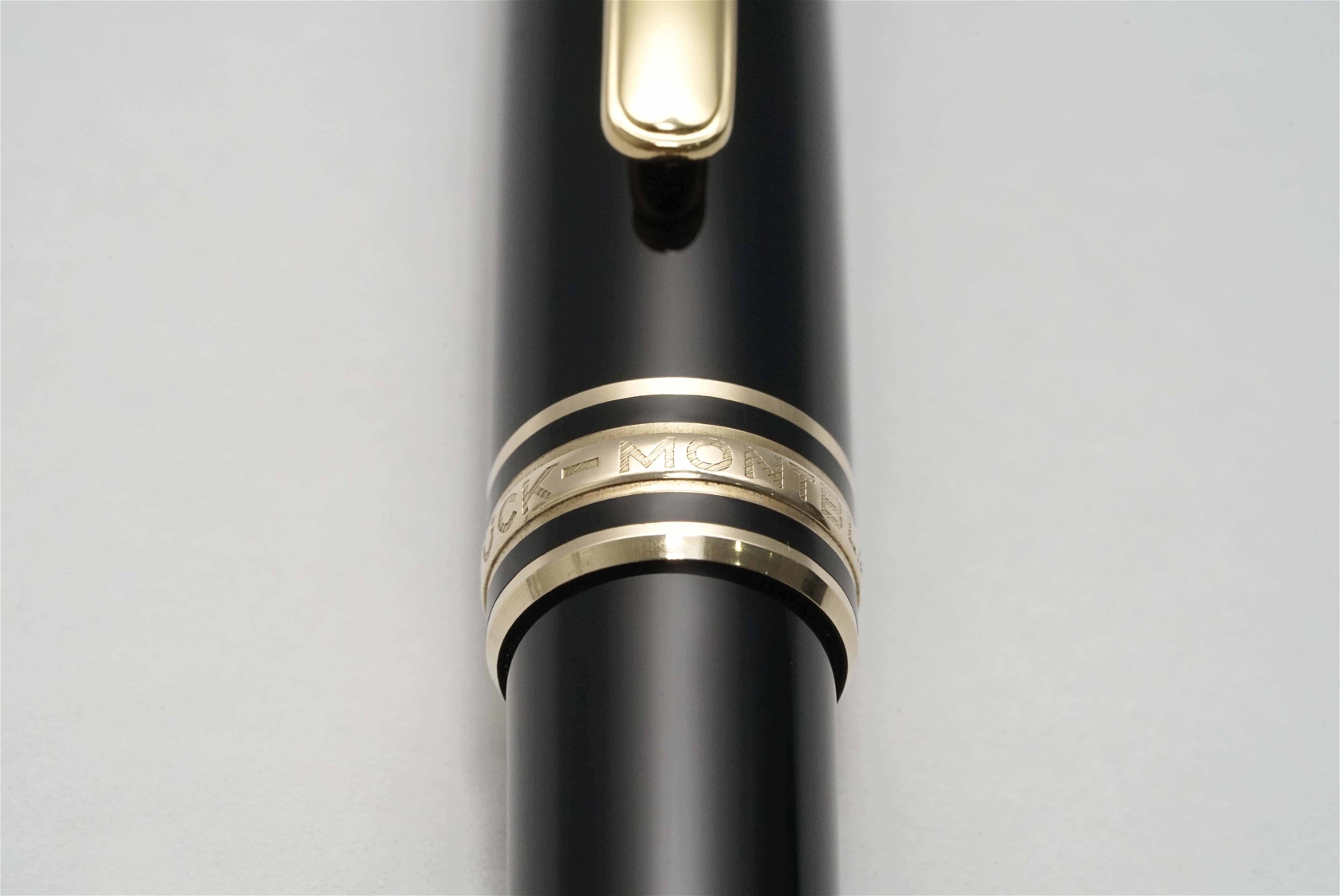 Bút bi Montblanc Meisterstuck 164 Classic Black Resin Ballpoint Pen