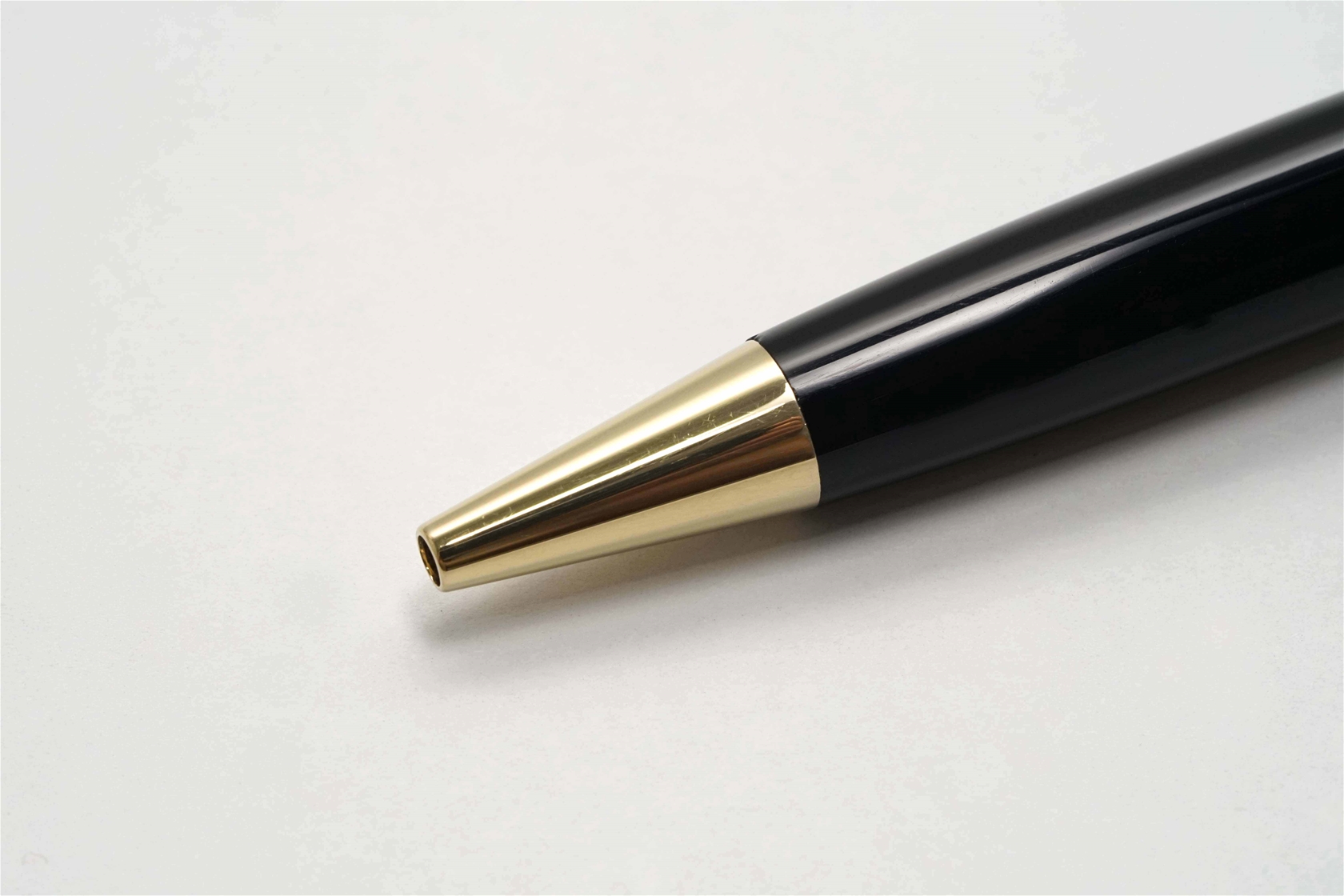 Bút bi Montblanc Meisterstuck 164 Classic Black Resin Ballpoint Pen