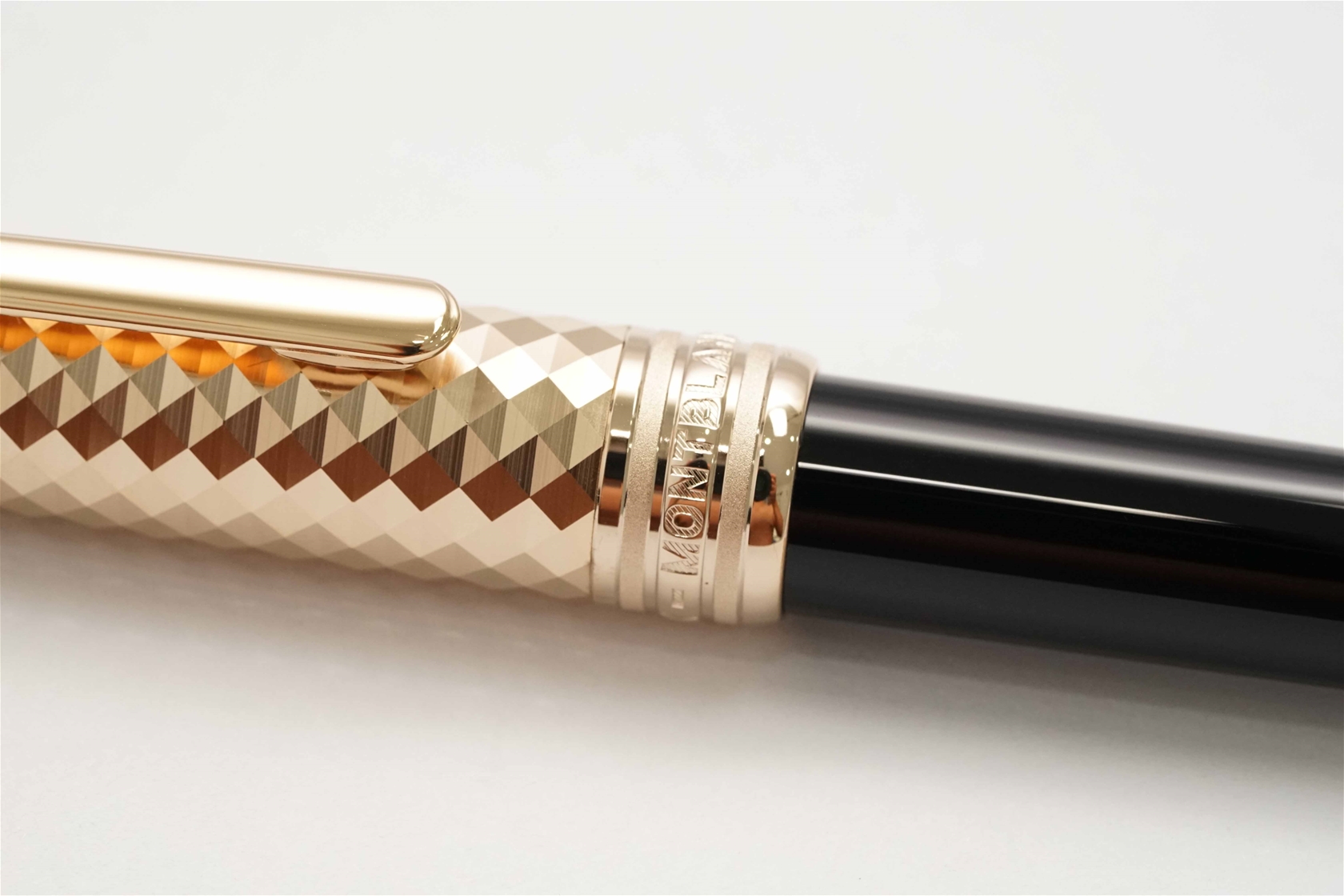 Bút bi Montblanc Meisterstuck 164 Classique Doue Geometry Champagne Gold Coated Ballpoint Pen