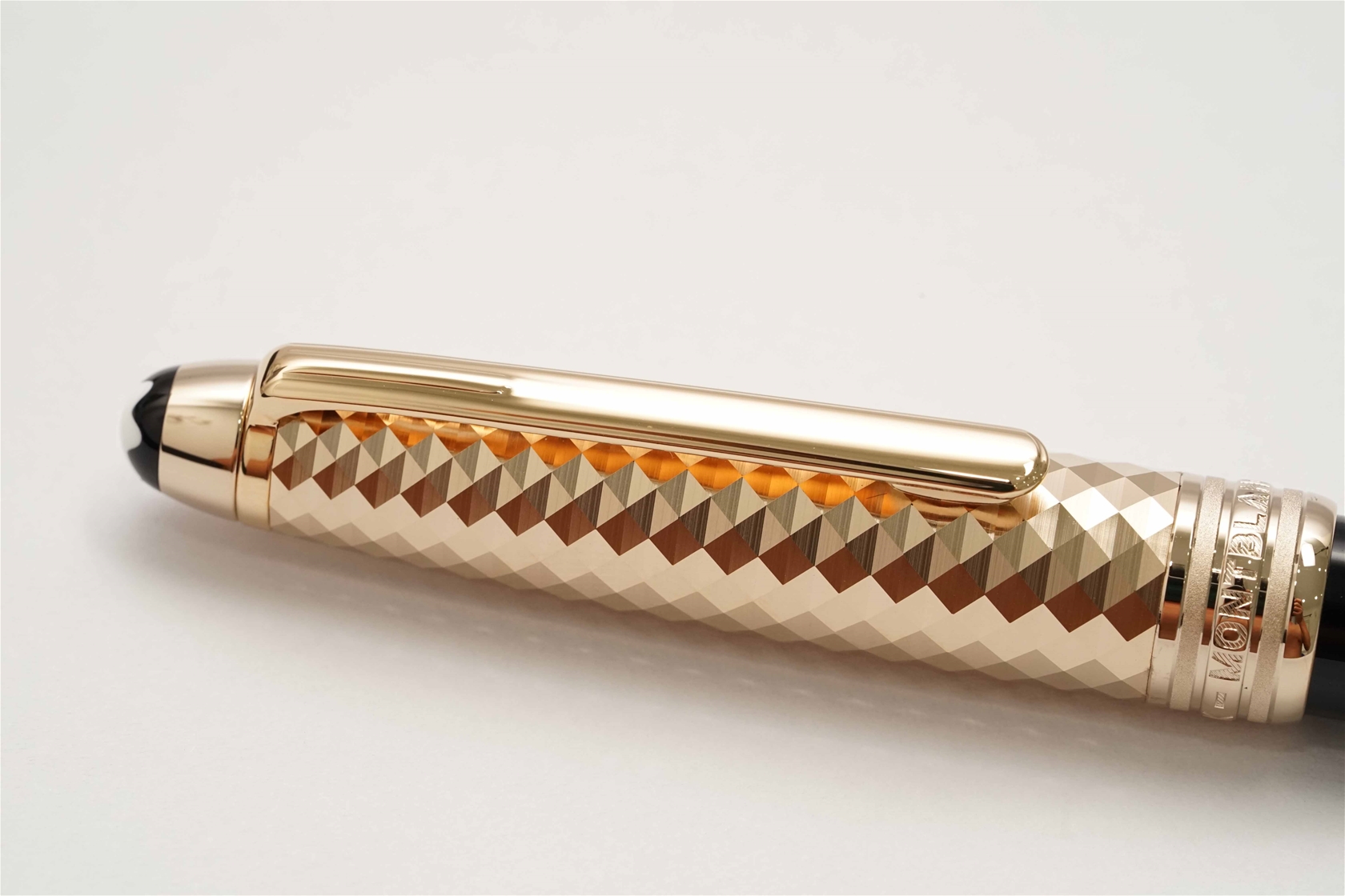 Bút bi Montblanc Meisterstuck 164 Classique Doue Geometry Champagne Gold Coated Ballpoint Pen