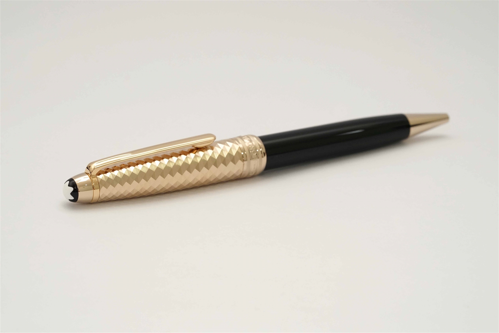 Bút bi Montblanc Meisterstuck 164 Classique Doue Geometry Champagne Gold Coated Ballpoint Pen