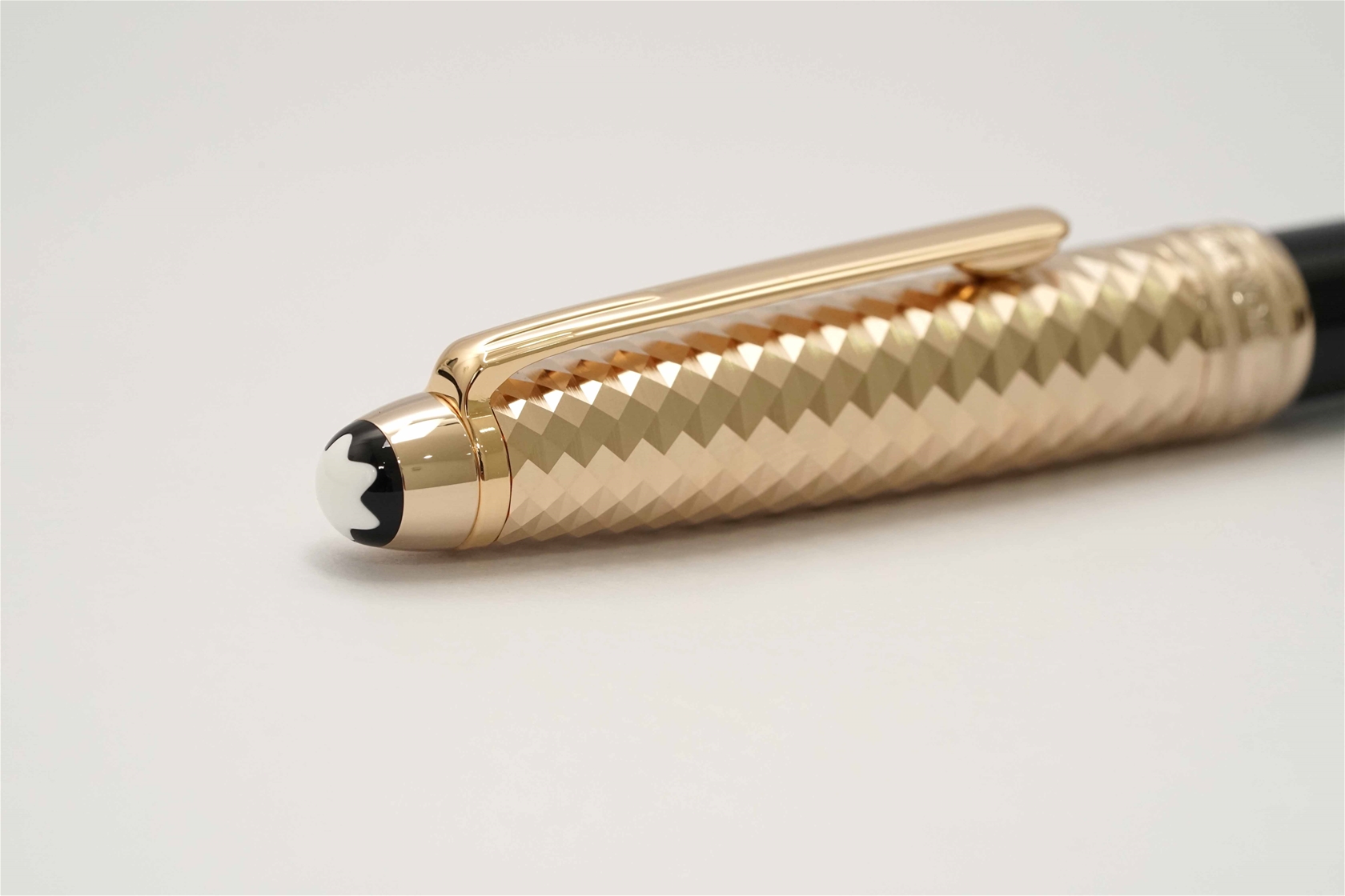 Bút bi Montblanc Meisterstuck 164 Classique Doue Geometry Champagne Gold Coated Ballpoint Pen