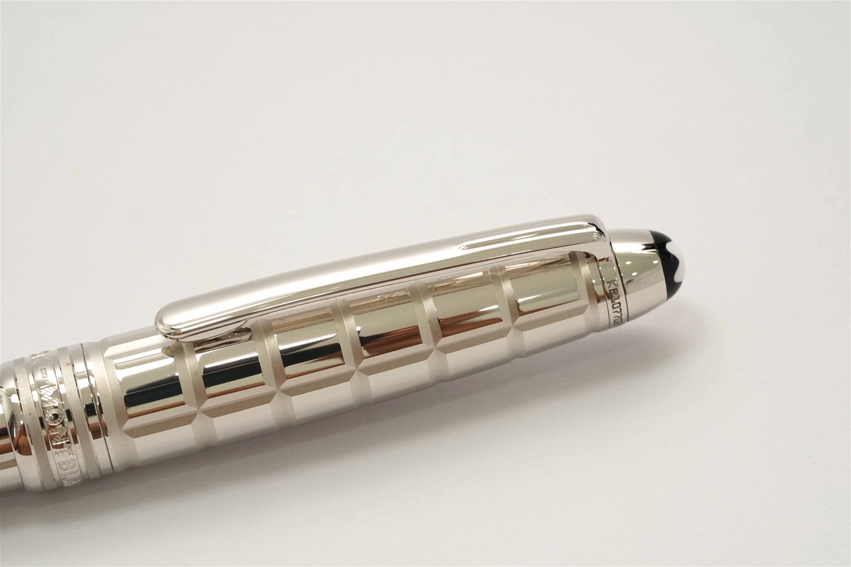 Bút bi Montblanc Meisterstuck 164 Solitaire Platinum Plated Facet Ballpoint Pen