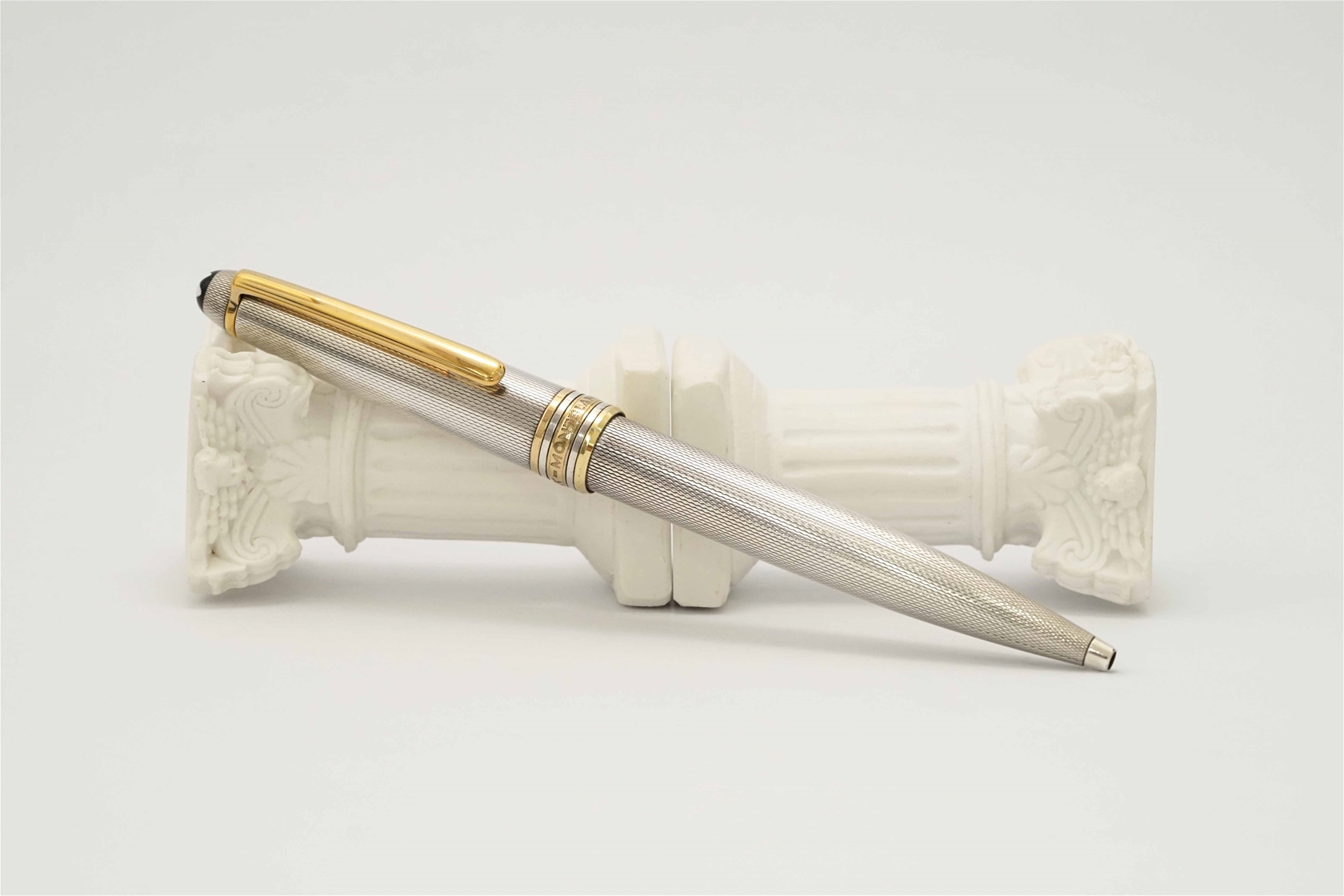 Bút bi Montblanc Meisterstuck 1646 Solitaire Sterling Silver Barleycorn Ballpoint Pen
