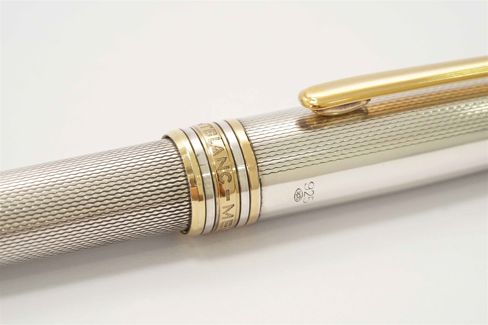 Bút bi Montblanc Meisterstuck 1646 Solitaire Sterling Silver Barleycorn Ballpoint Pen