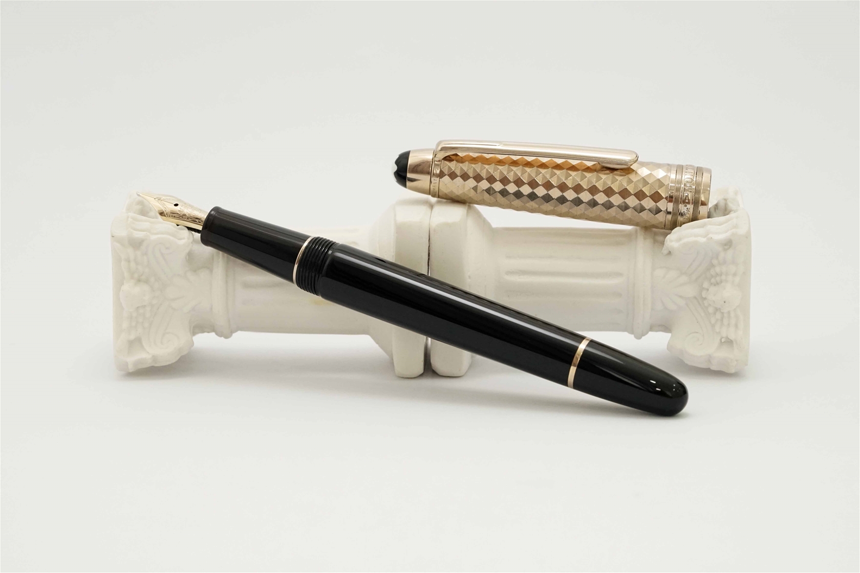Bút máy Montblanc Meisterstuck Doue Geometry Champagne Gold Classique 18K M