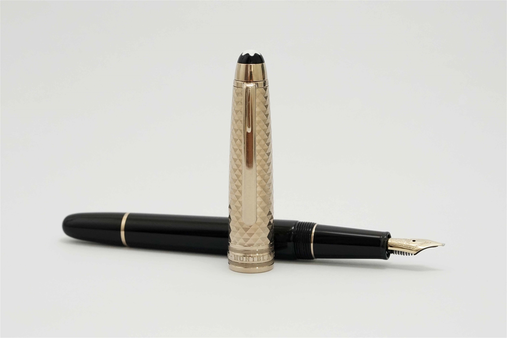Bút máy Montblanc Meisterstuck Doue Geometry Champagne Gold Classique 18K M
