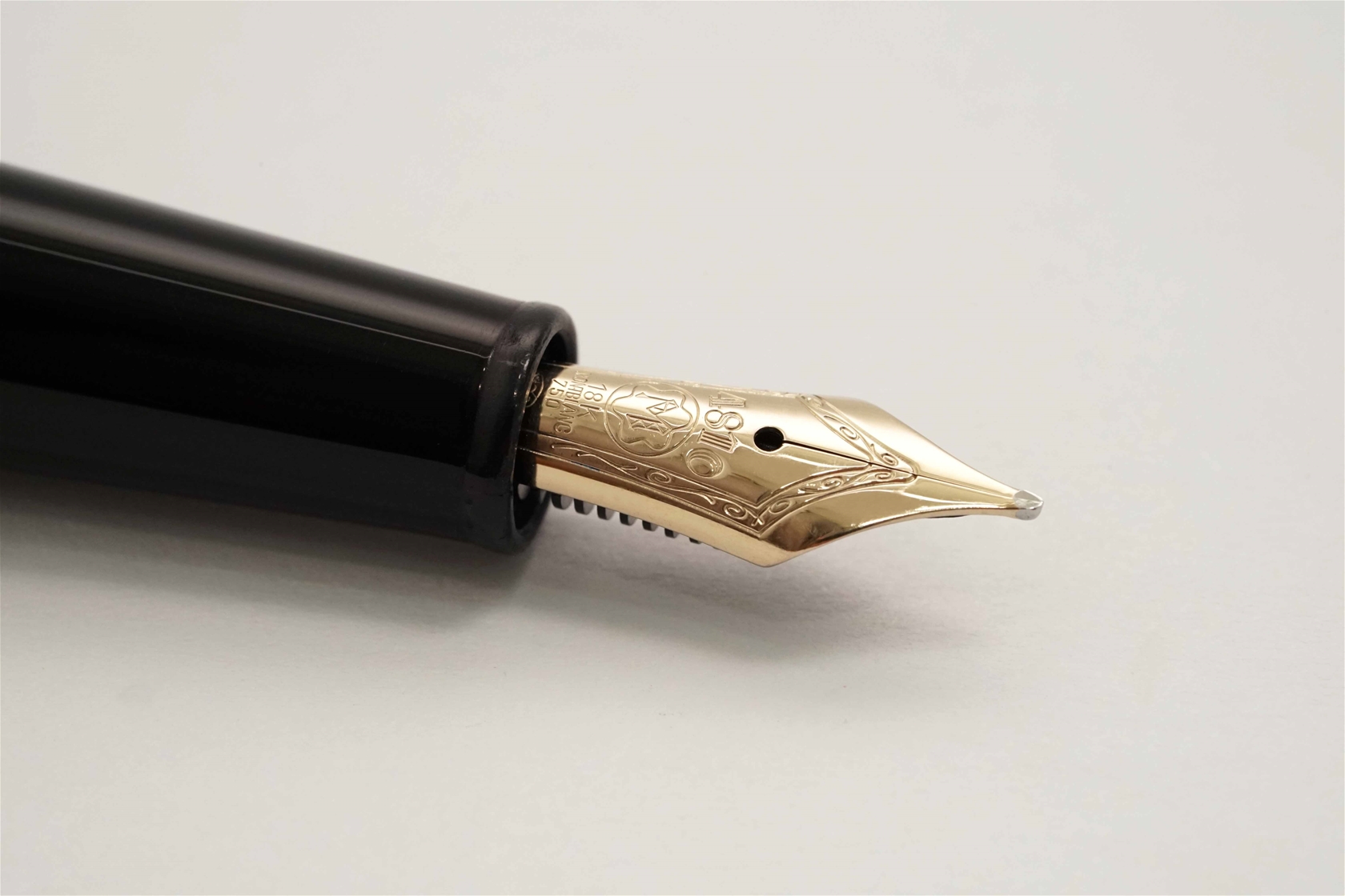 Bút máy Montblanc Meisterstuck Doue Geometry Champagne Gold Classique 18K M