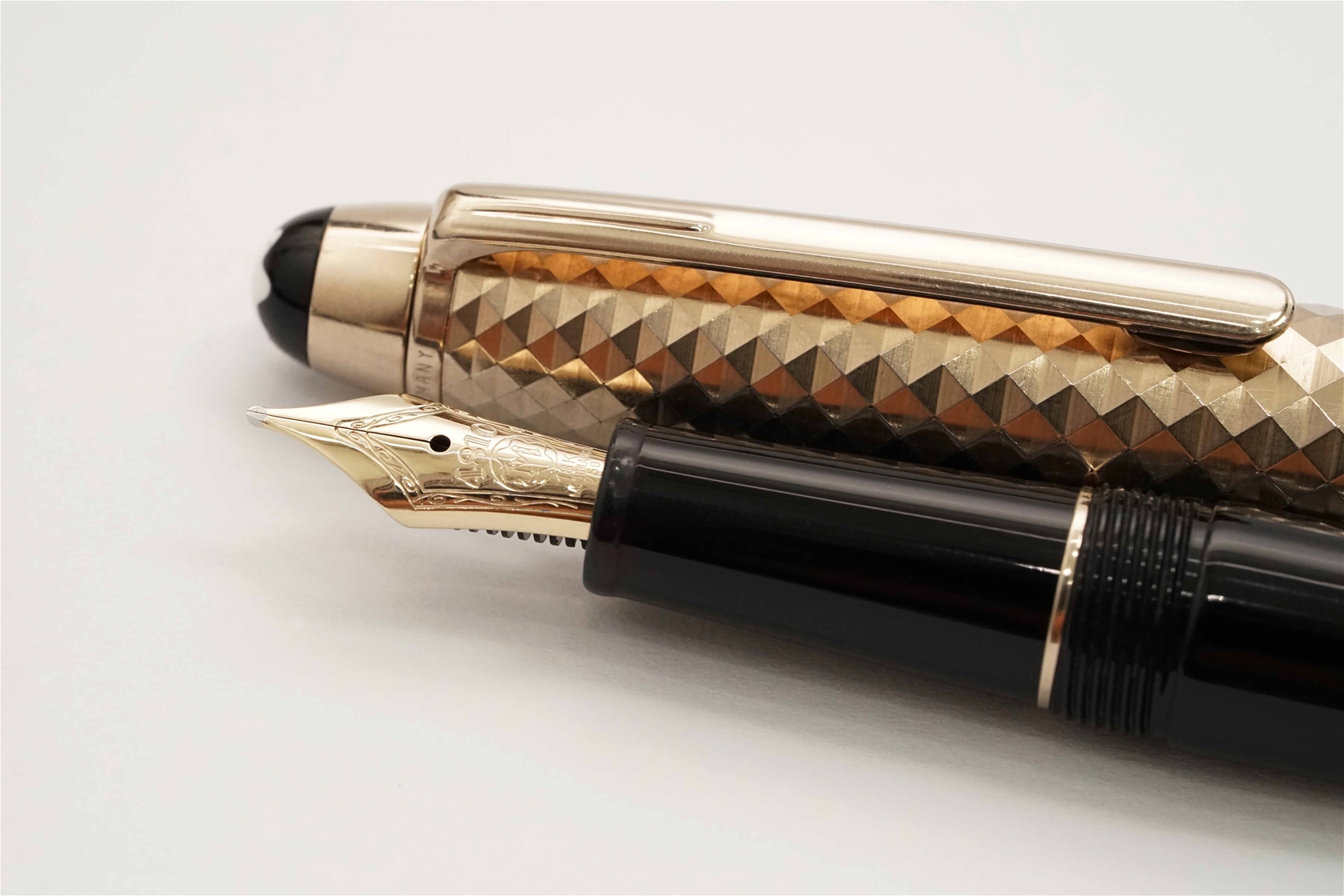 Bút máy Montblanc Meisterstuck Doue Geometry Champagne Gold Classique 18K M