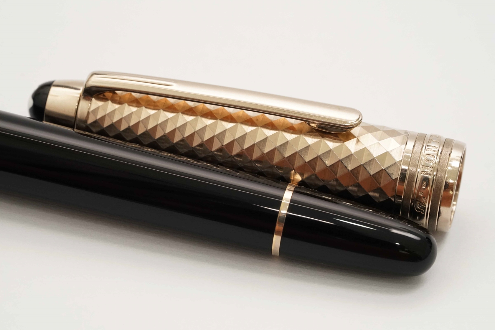 Bút máy Montblanc Meisterstuck Doue Geometry Champagne Gold Classique 18K M