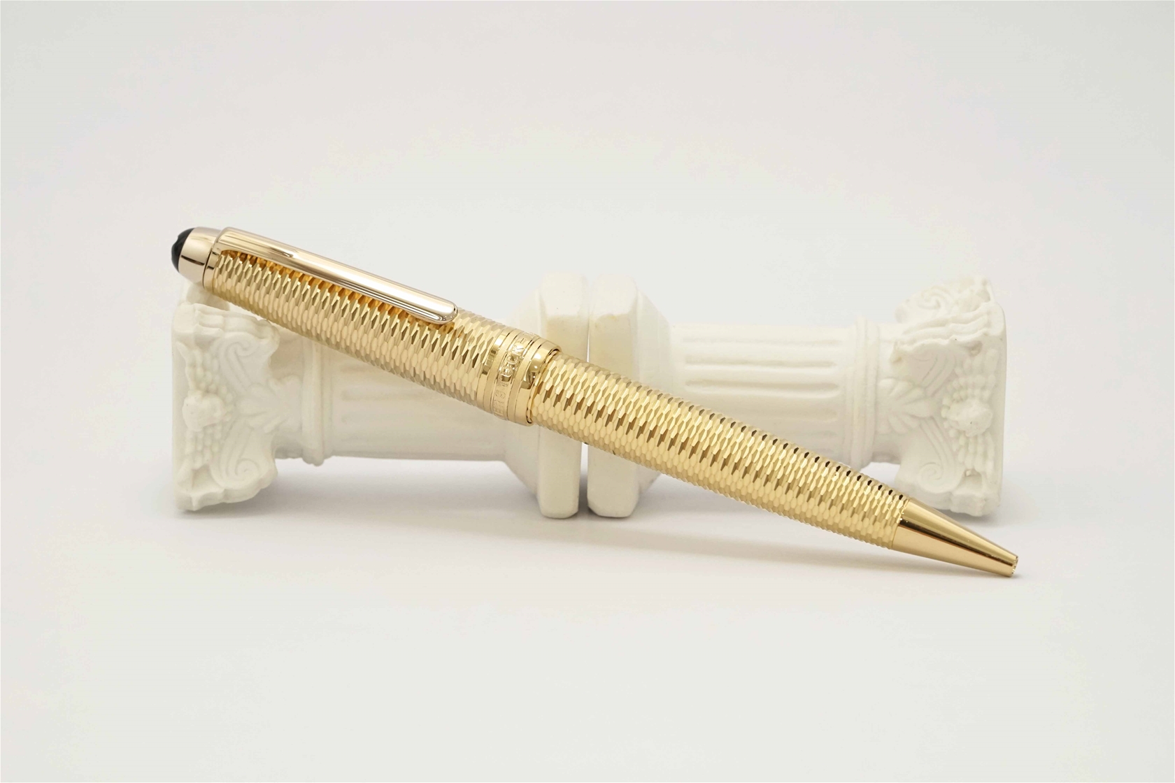 Bút bi Montblanc Meisterstuck Geometry Solitaire Champagne Gold Midsize Ballpoint Pen