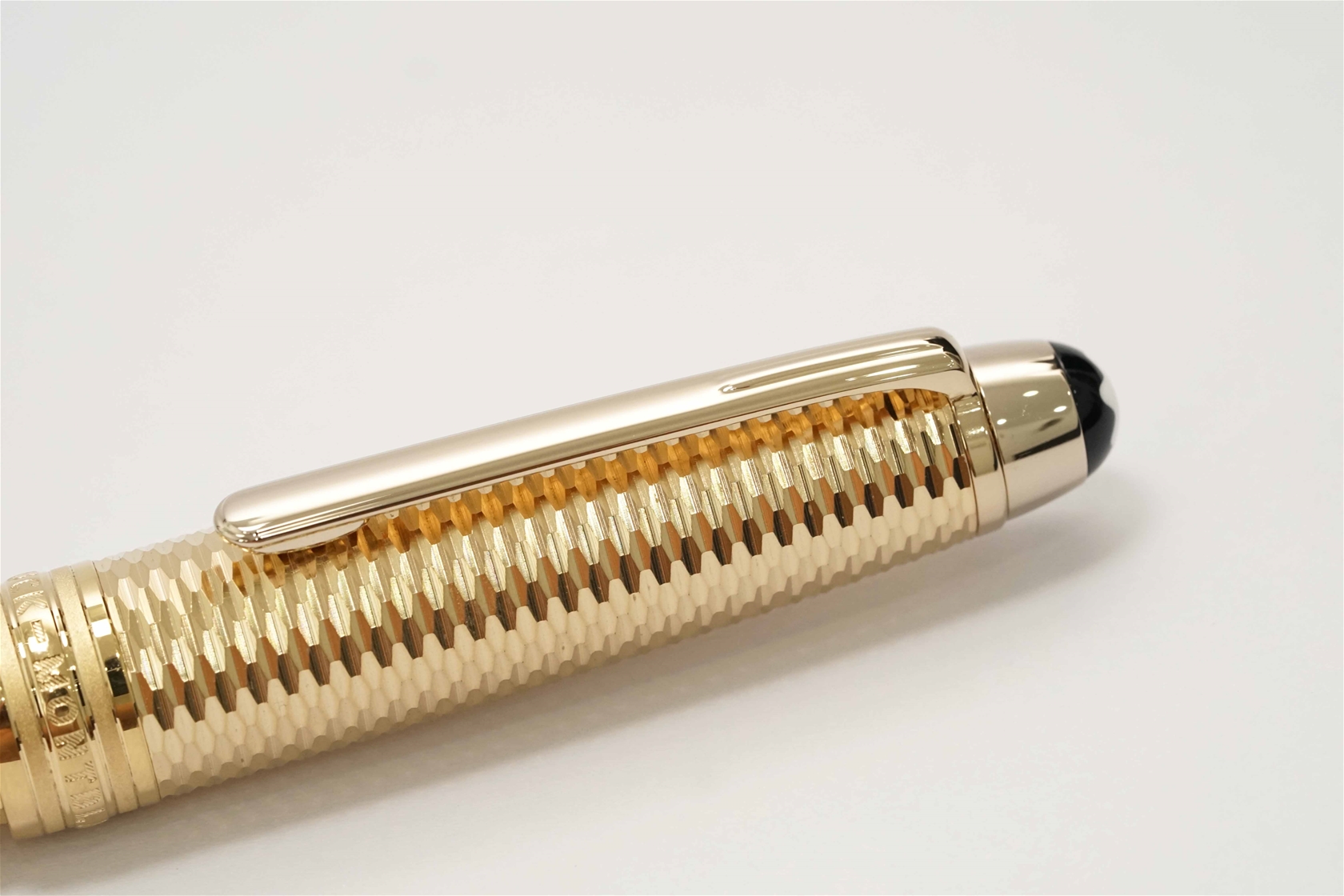 Bút bi Montblanc Meisterstuck Geometry Solitaire Champagne Gold Midsize Ballpoint Pen