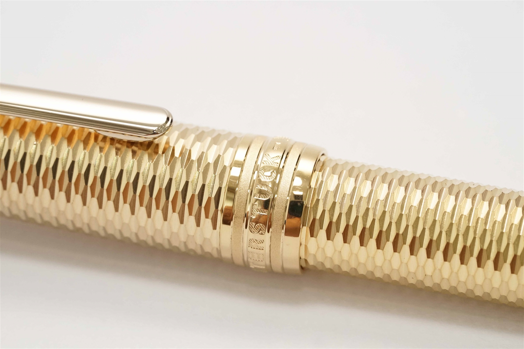 Bút bi Montblanc Meisterstuck Geometry Solitaire Champagne Gold Midsize Ballpoint Pen