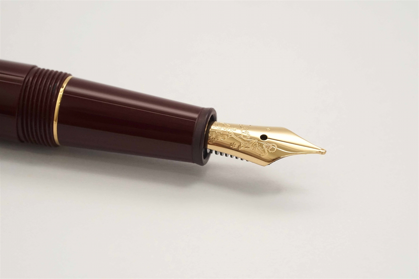 Bút máy Montblanc Meisterstuck Le Petit Prince & Planet Classic 145 Bordeaux 14K M