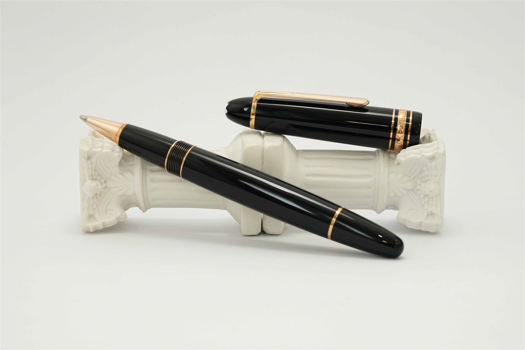 Bút bi nước Montblanc Meisterstuck Legrand Black Resin Rollerball