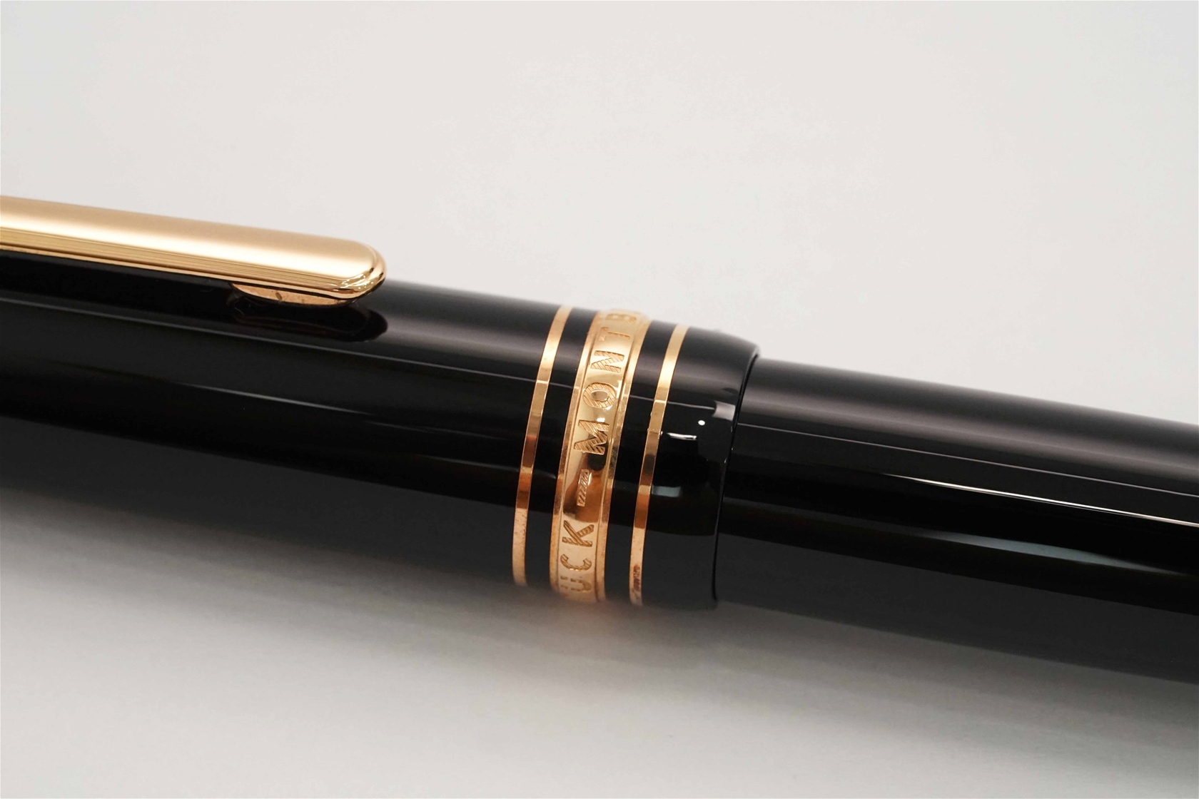 Bút bi nước Montblanc Meisterstuck Legrand Black Resin Rollerball