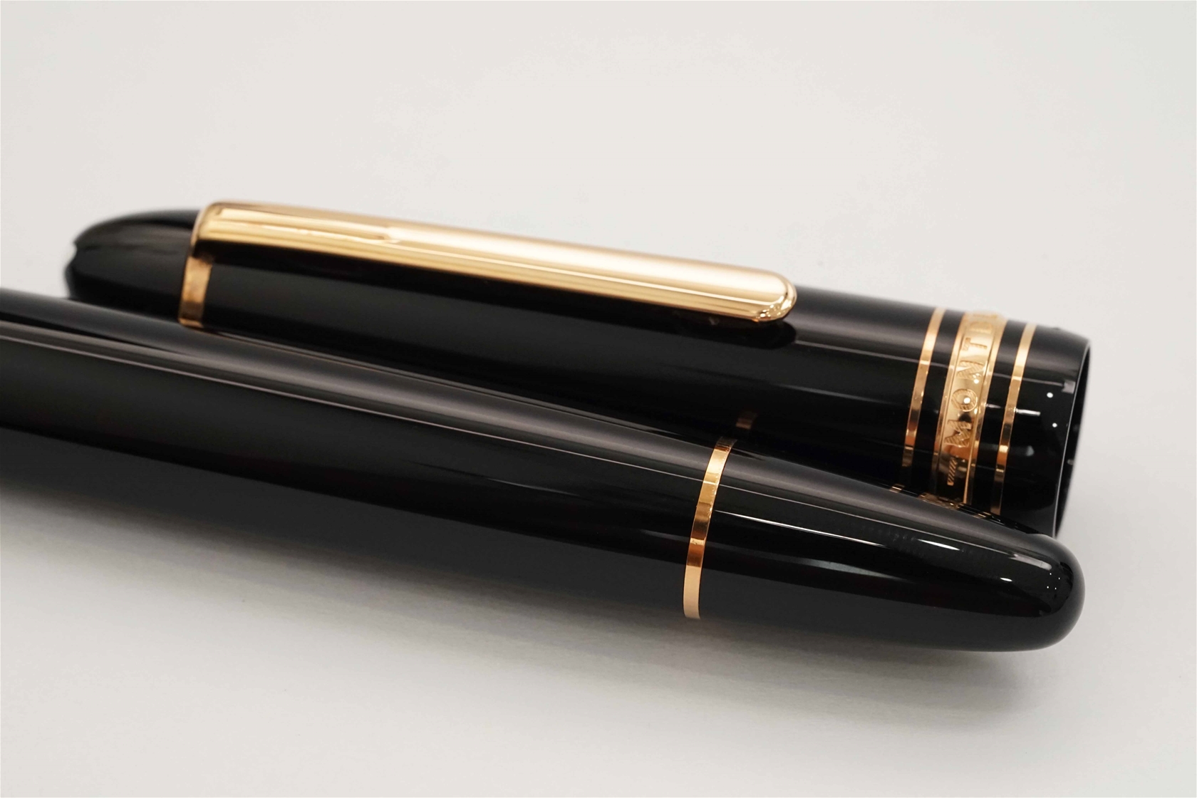 Bút bi nước Montblanc Meisterstuck Legrand Black Resin Rollerball