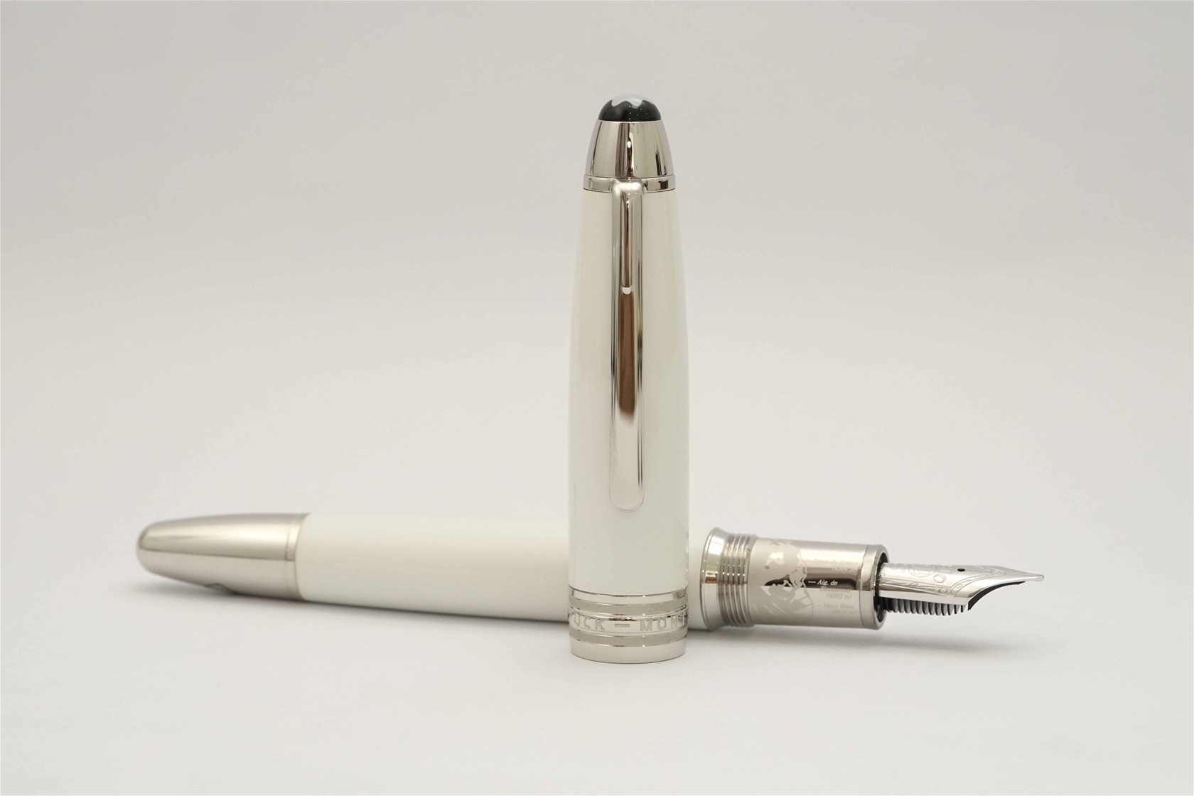 Bút máy Montblanc Meisterstuck White Solitaire LeGrand Tribute to the Mont Blanc 18K M