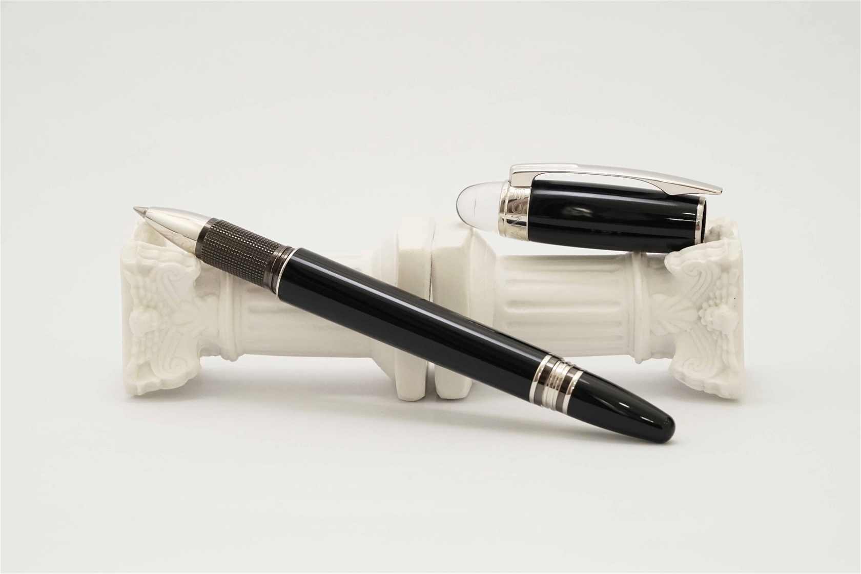 Bút bi nước Montblanc Starwalker Black Resin Rollerball Pen