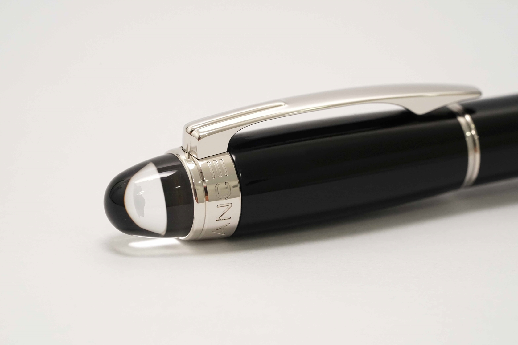 Bút bi nước Montblanc Starwalker Black Resin Rollerball Pen