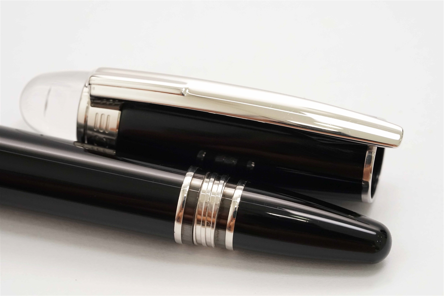 Bút bi nước Montblanc Starwalker Black Resin Rollerball Pen