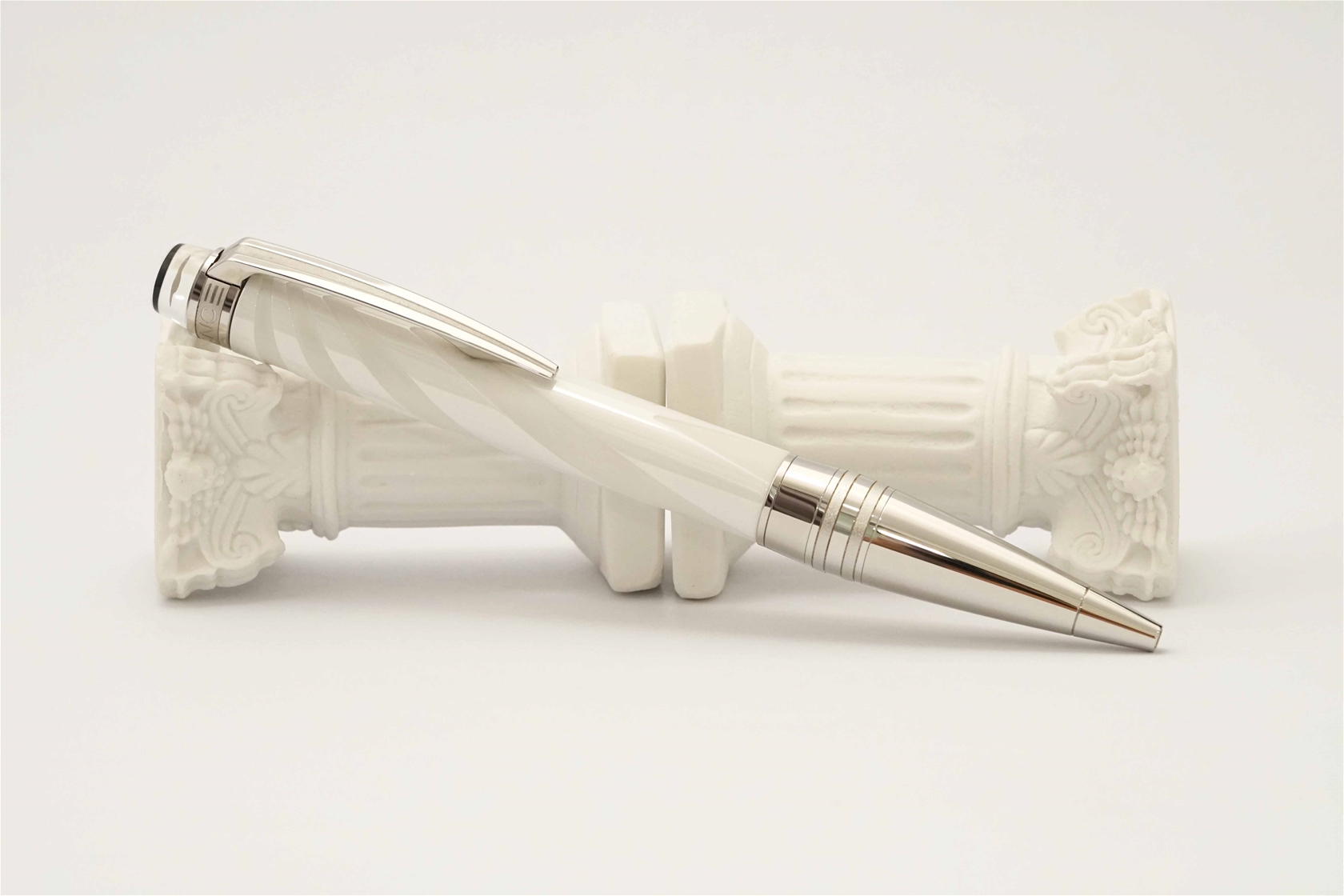 Bút bi Montblanc Starwalker Ceramics Doue White Ballpoint Pen