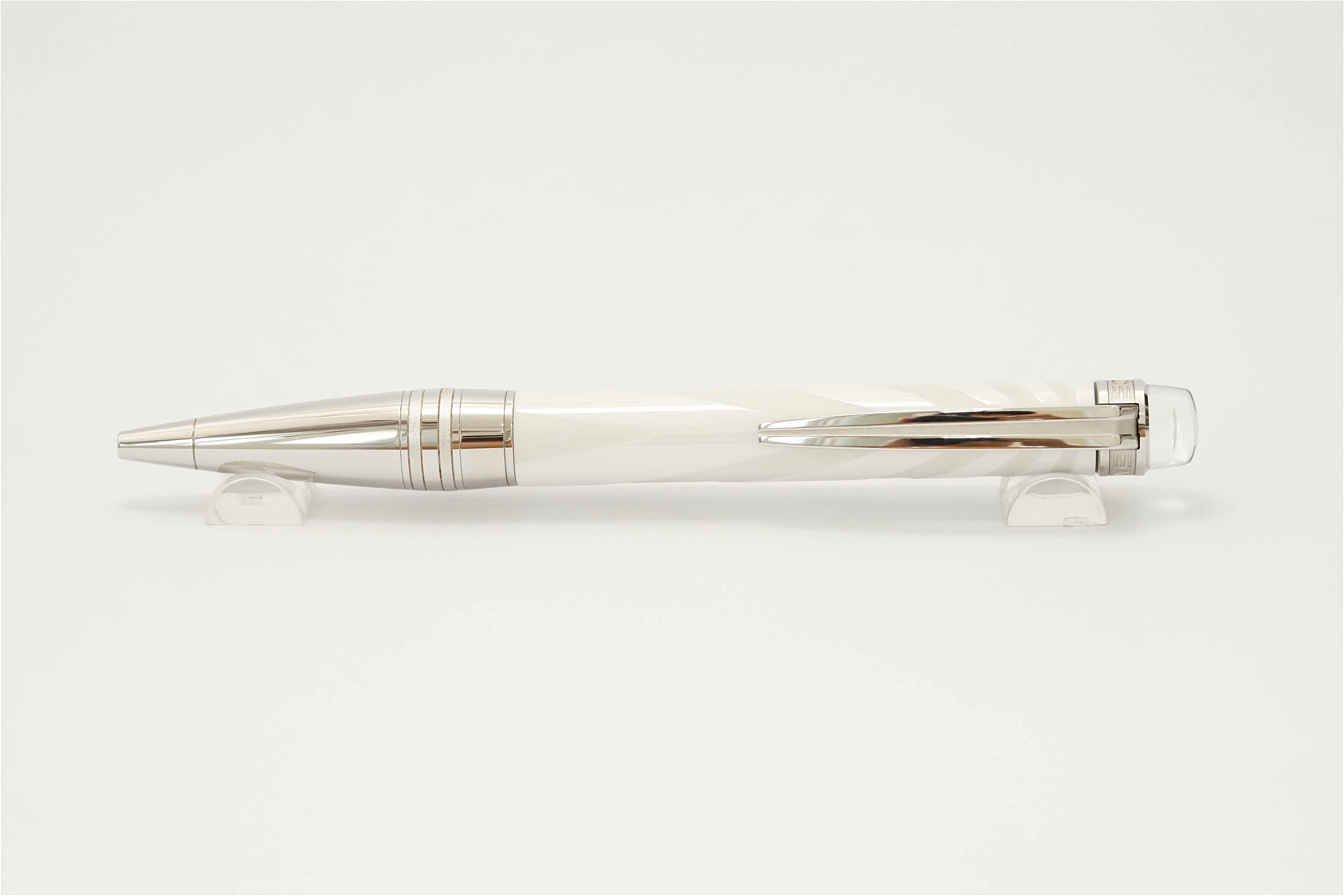 Bút bi Montblanc Starwalker Ceramics Doue White Ballpoint Pen