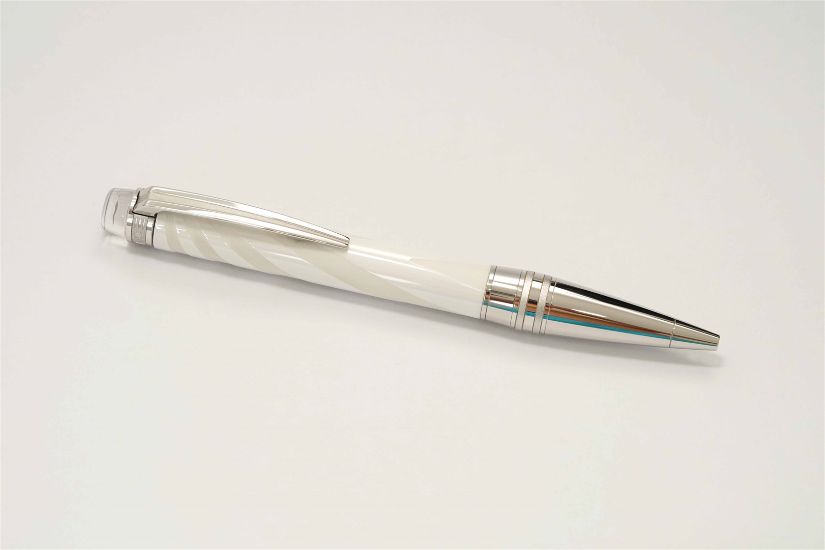 Bút bi Montblanc Starwalker Ceramics Doue White Ballpoint Pen