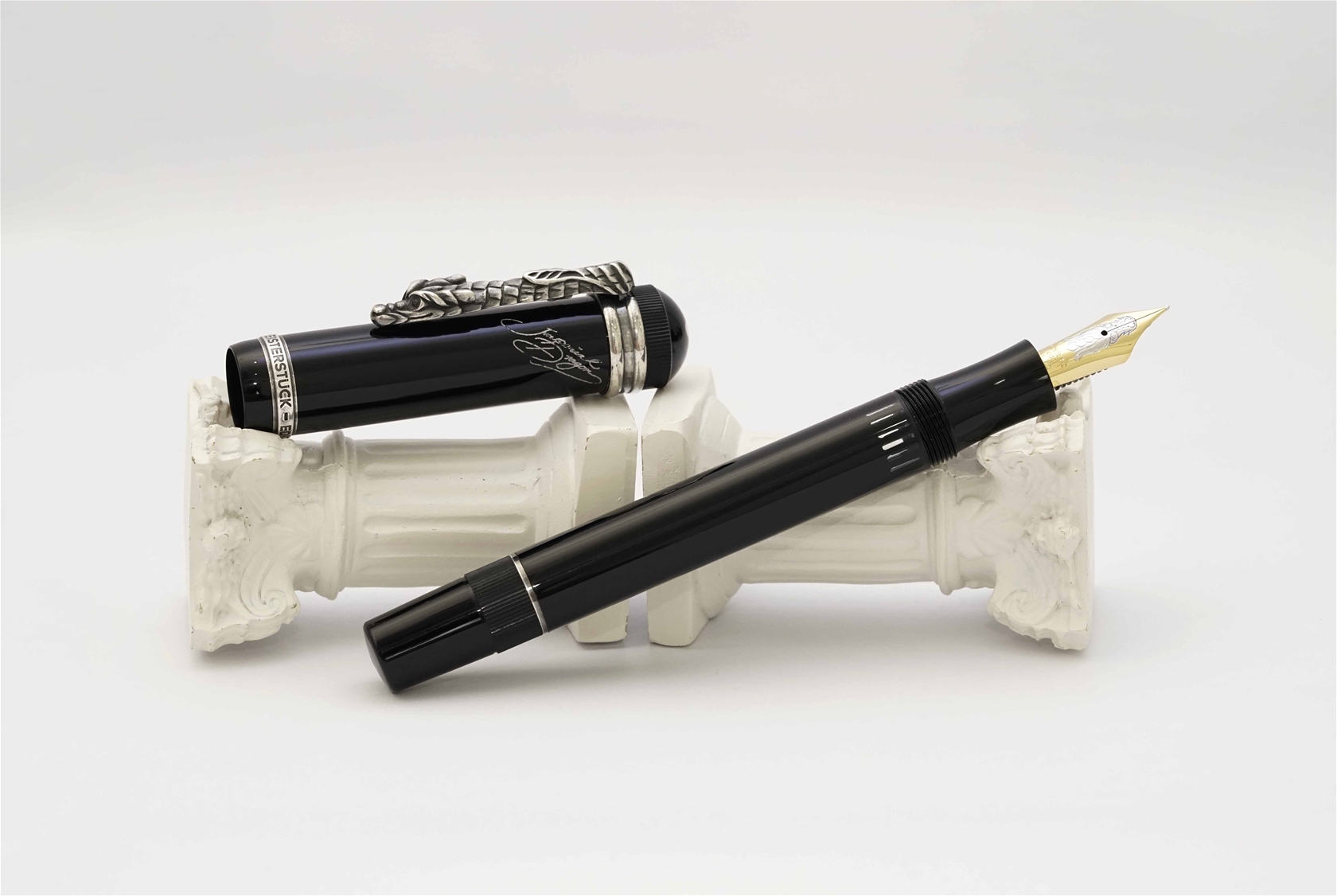 Bút máy Montblanc Writers Imperial Dragon Limited Edition 18K F