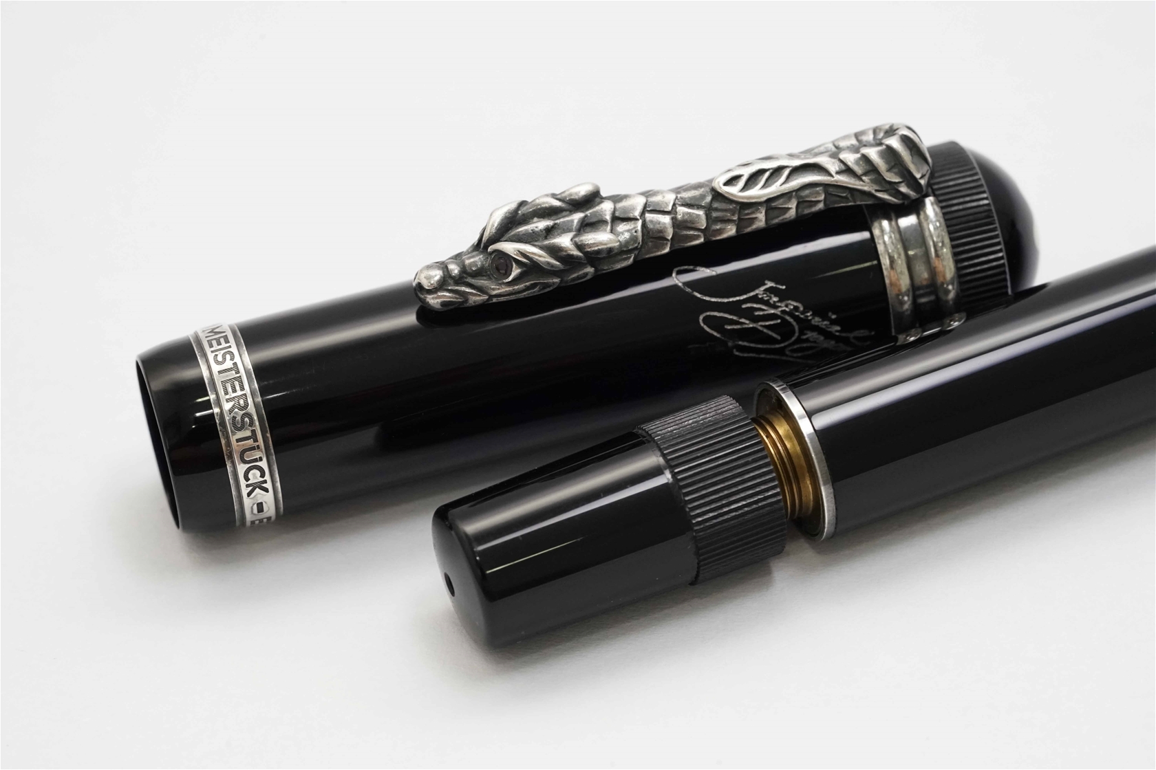 Bút máy Montblanc Writers Imperial Dragon Limited Edition 18K F