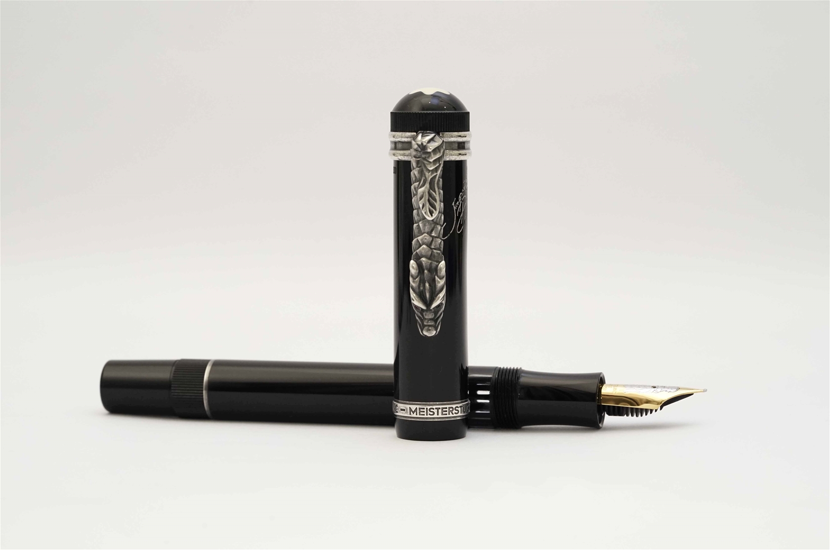 Bút máy Montblanc Writers Imperial Dragon Limited Edition 18K F