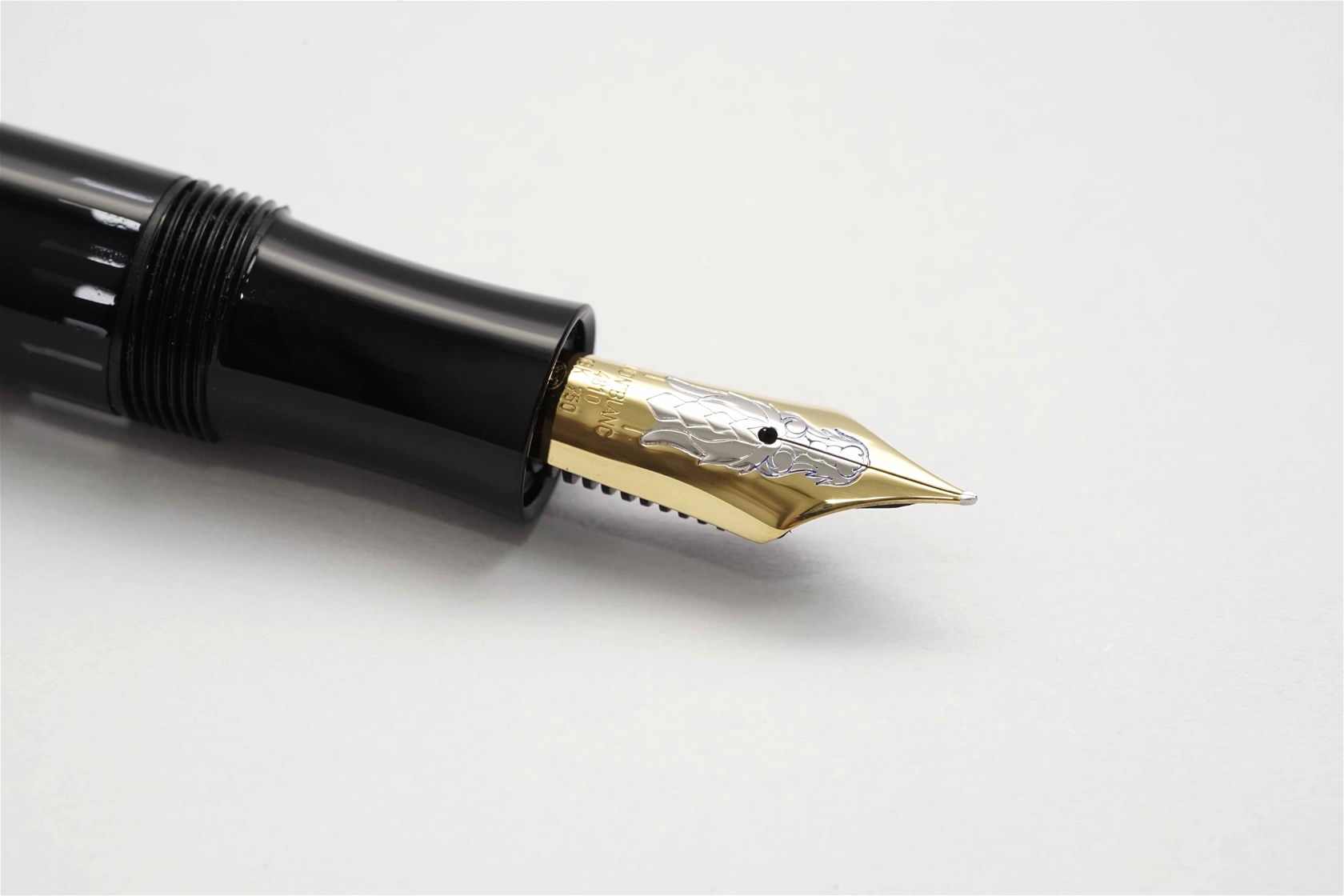 Bút máy Montblanc Writers Imperial Dragon Limited Edition 18K F