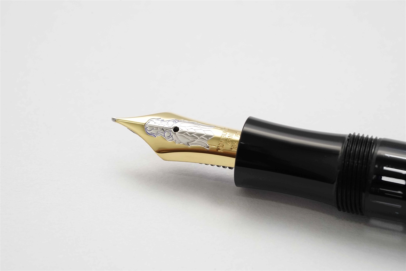 Bút máy Montblanc Writers Imperial Dragon Limited Edition 18K F