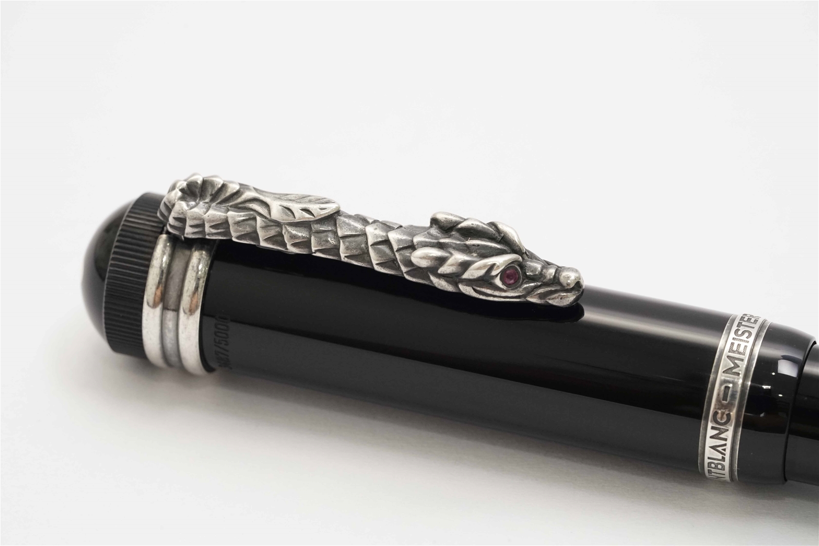 Bút máy Montblanc Writers Imperial Dragon Limited Edition 18K F