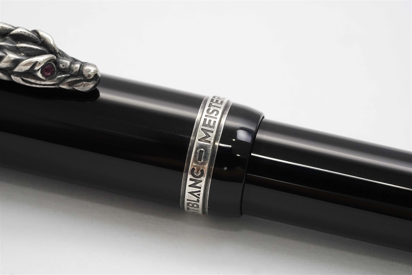 Bút máy Montblanc Writers Imperial Dragon Limited Edition 18K F