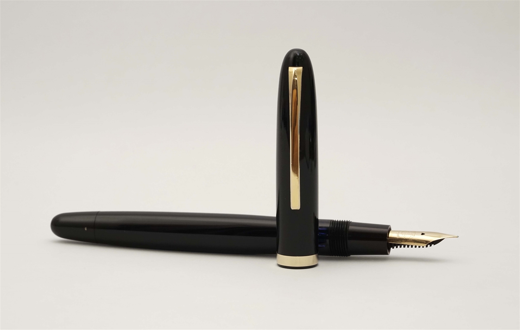 Bút máy Omas Extra 556S Black Celluloid 14K EF 