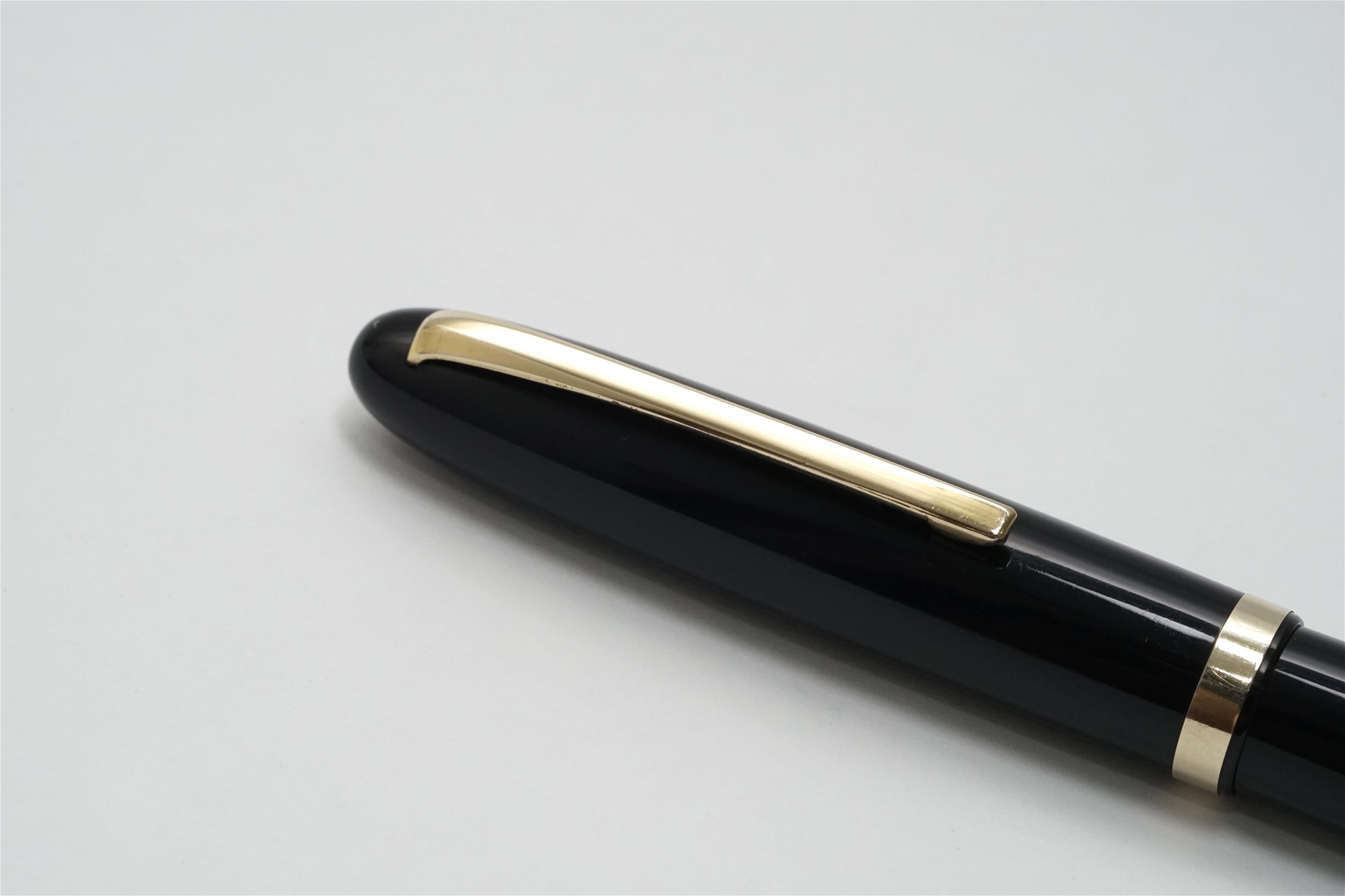 Bút máy Omas Extra 556S Black Celluloid 14K EF 