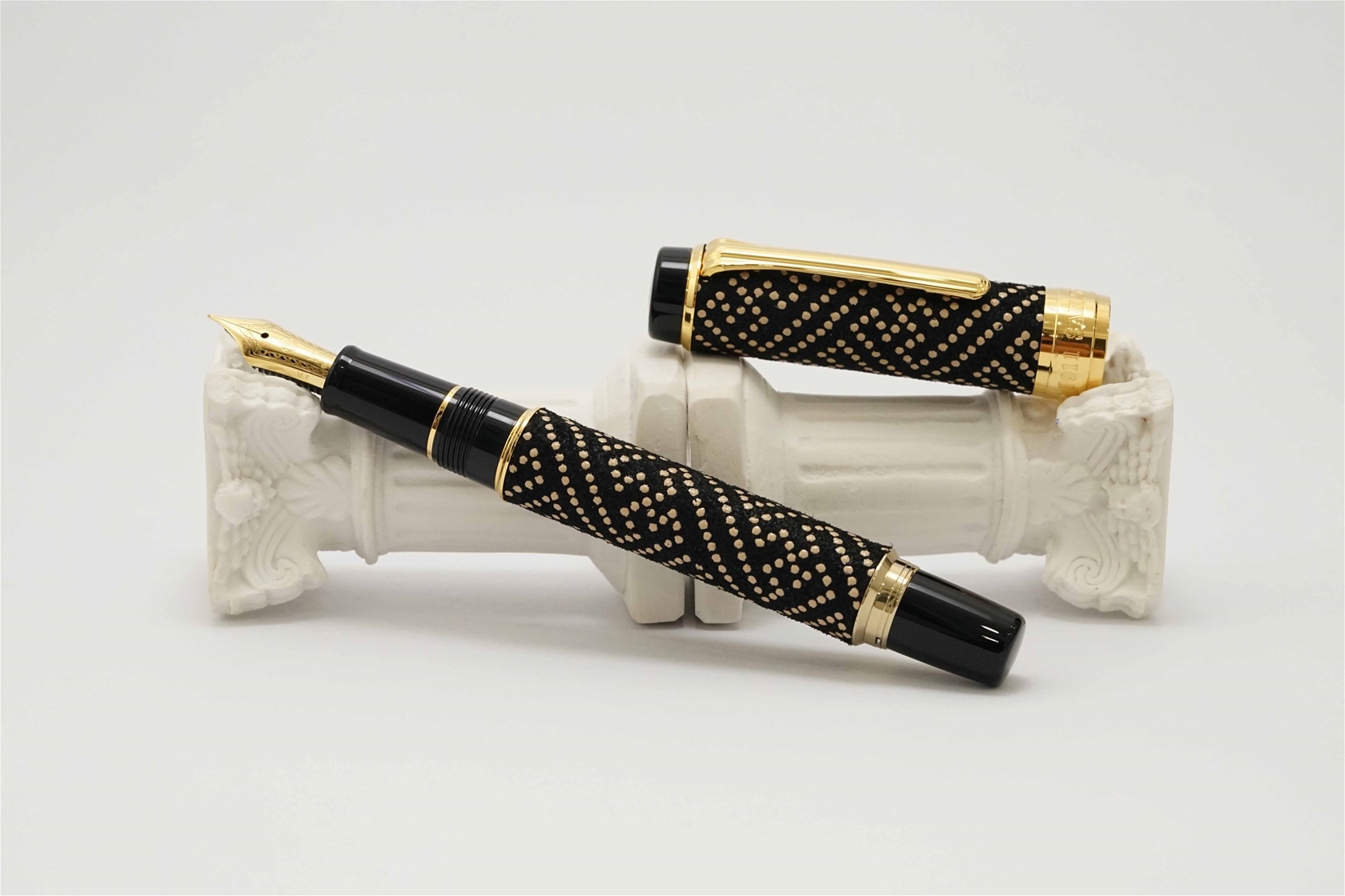 Bút máy Sailor Koshu Inden Saya Sheath Black 14K M-F
