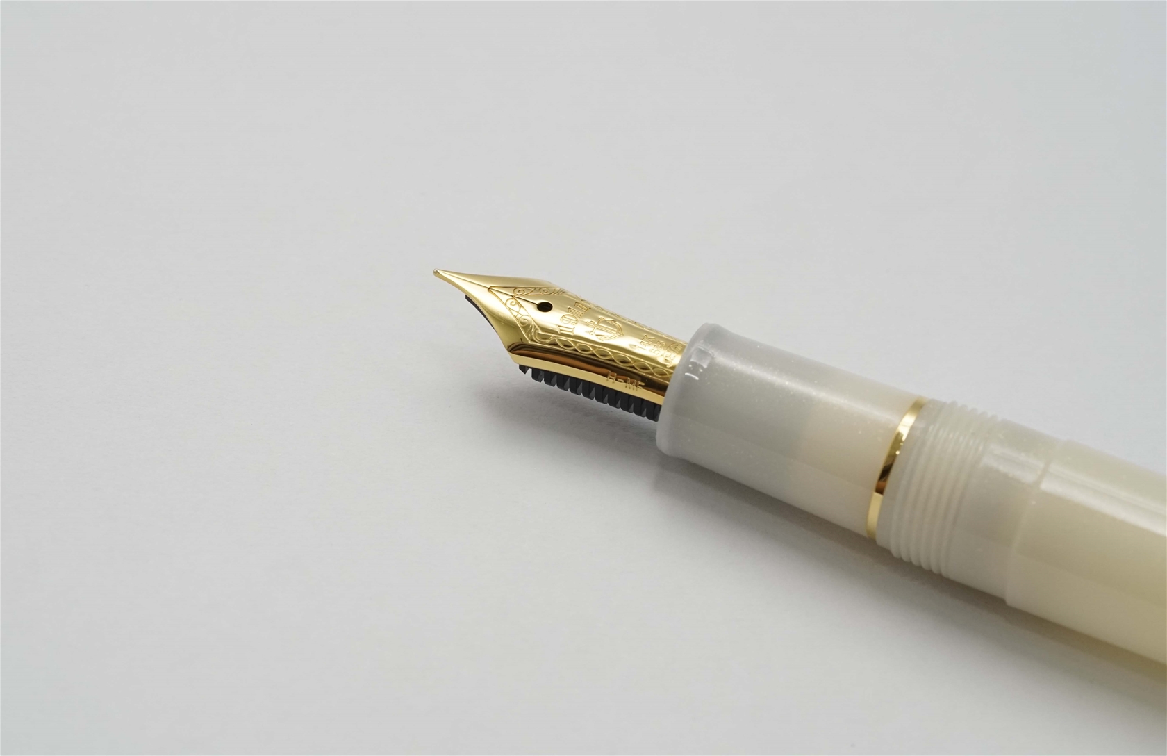 Bút máy Sailor Pro Gear Slim Shikiori White Lame 14K F