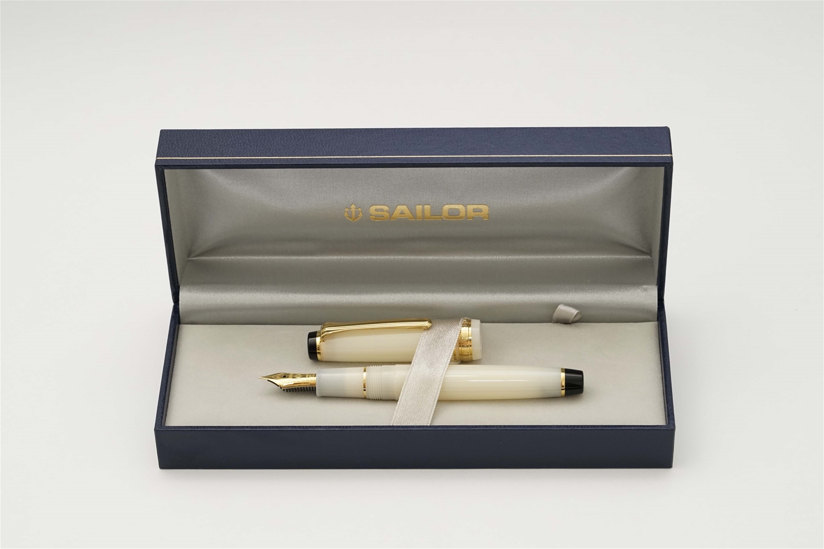 Bút máy Sailor Pro Gear Slim Shikiori White Lame 14K F