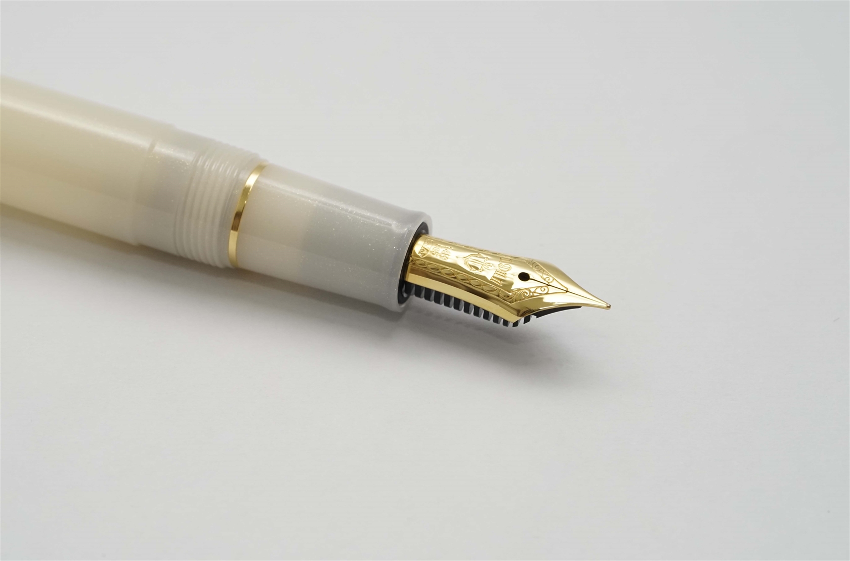 Bút máy Sailor Pro Gear Slim Shikiori White Lame 14K F