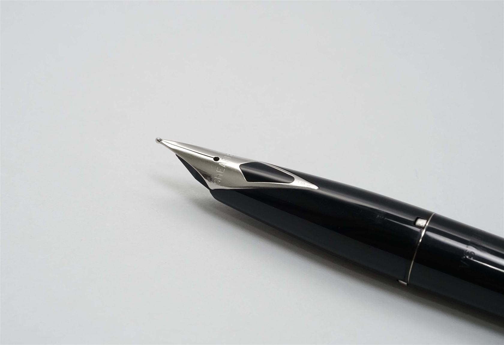 Bút máy Sheaffer 330 Quasi-Imperial Black Steel F 