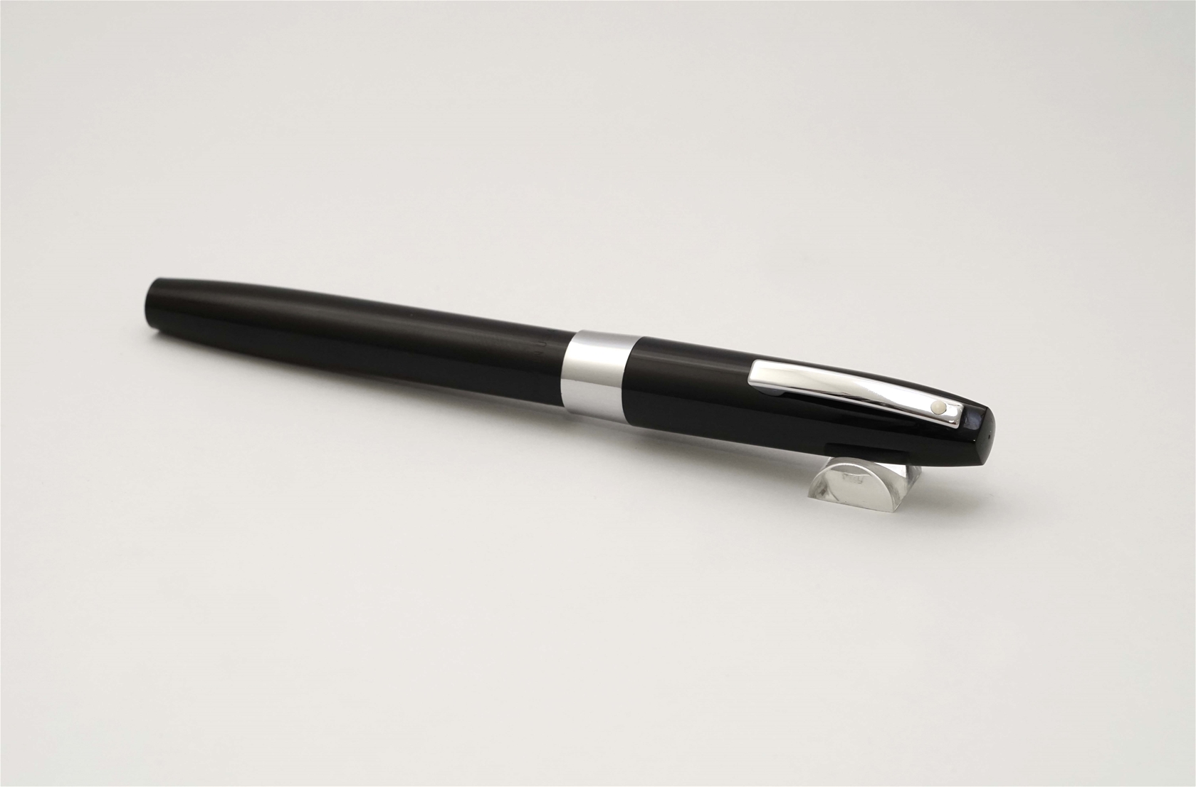 Bút máy Sheaffer 330 Quasi-Imperial Black Steel F 