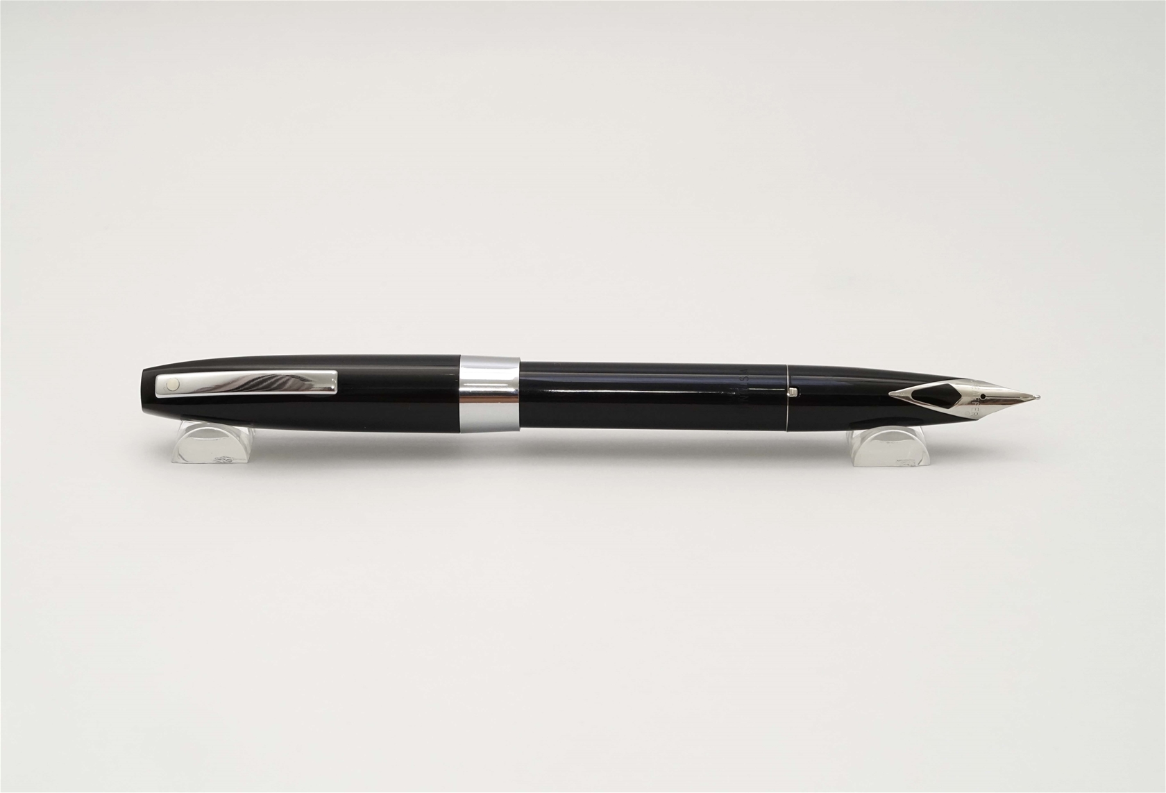 Bút máy Sheaffer 330 Quasi-Imperial Black Steel F 